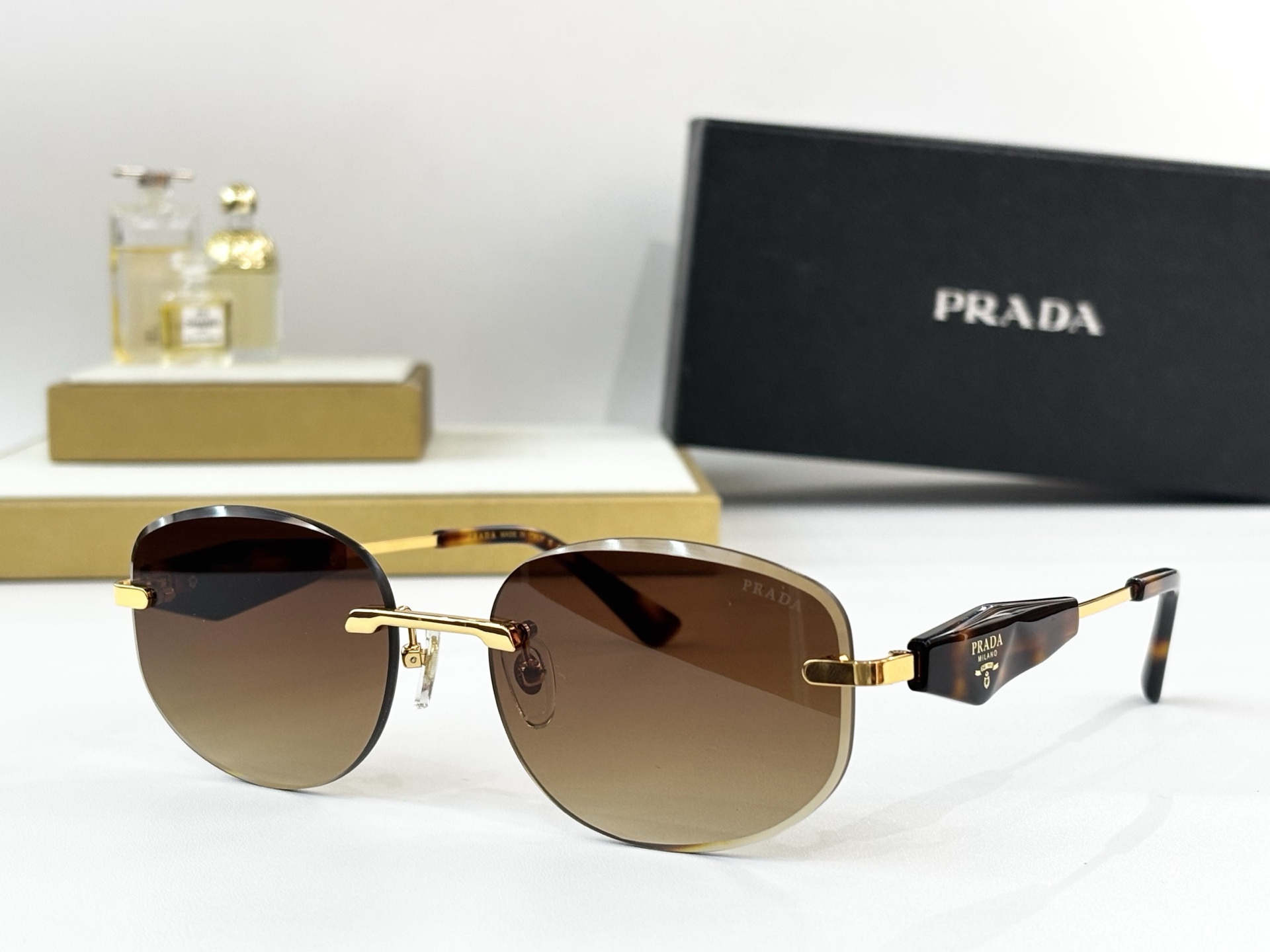 PRADAMOD：PR 211VSSize：58口18 145