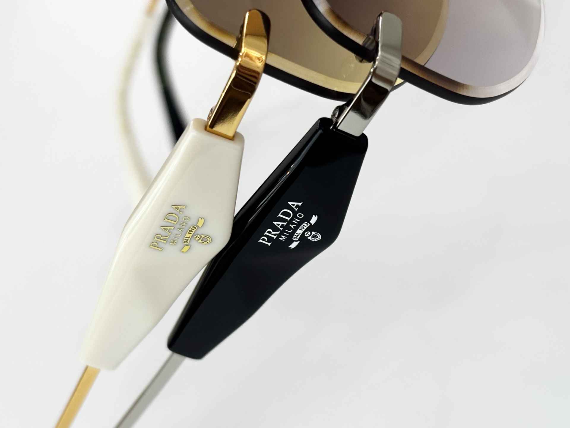 PRADAMOD：PR 211VSSize：58口18 145