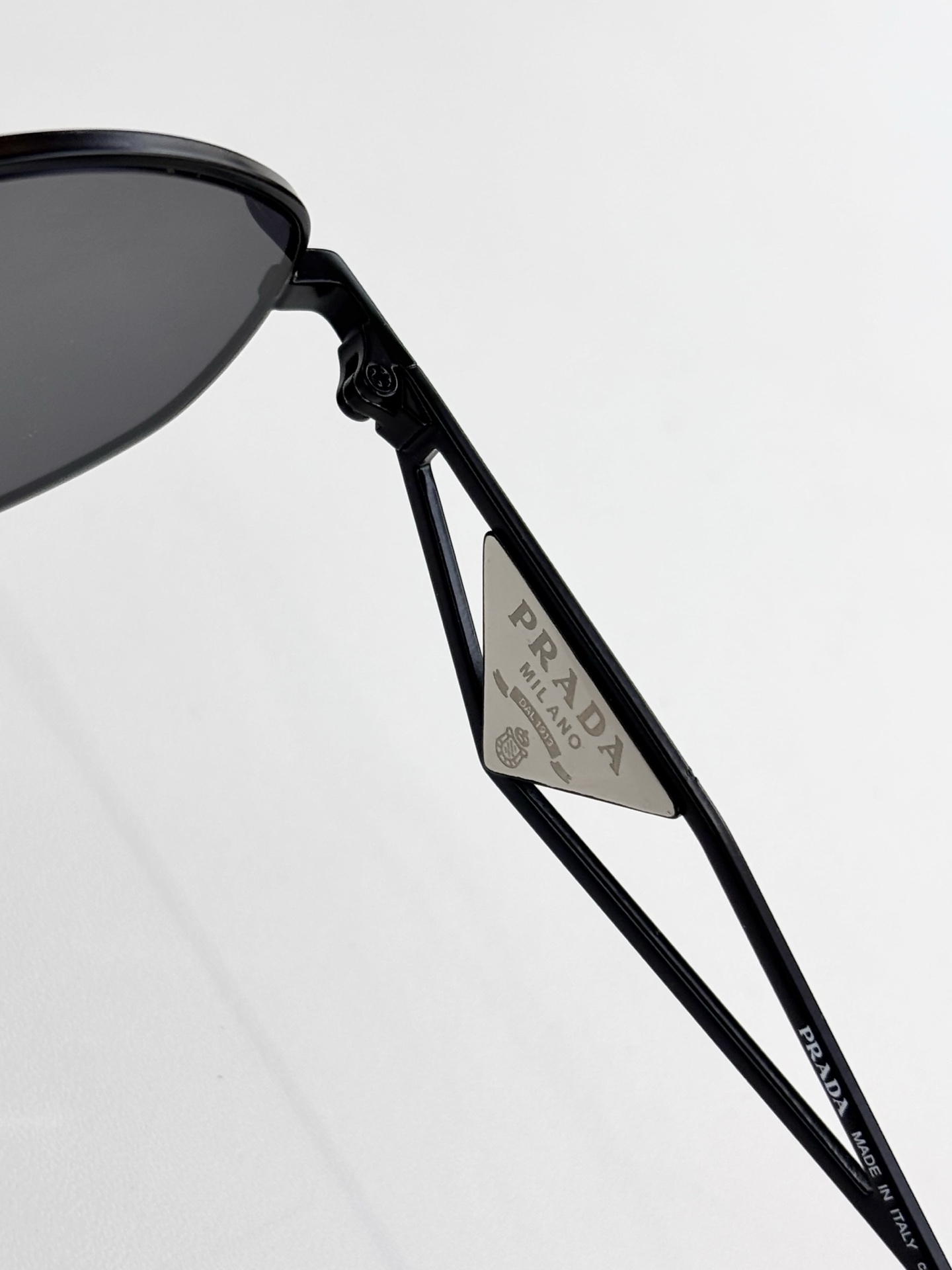 Prada MOD：SPR60Y size: 57口18−140