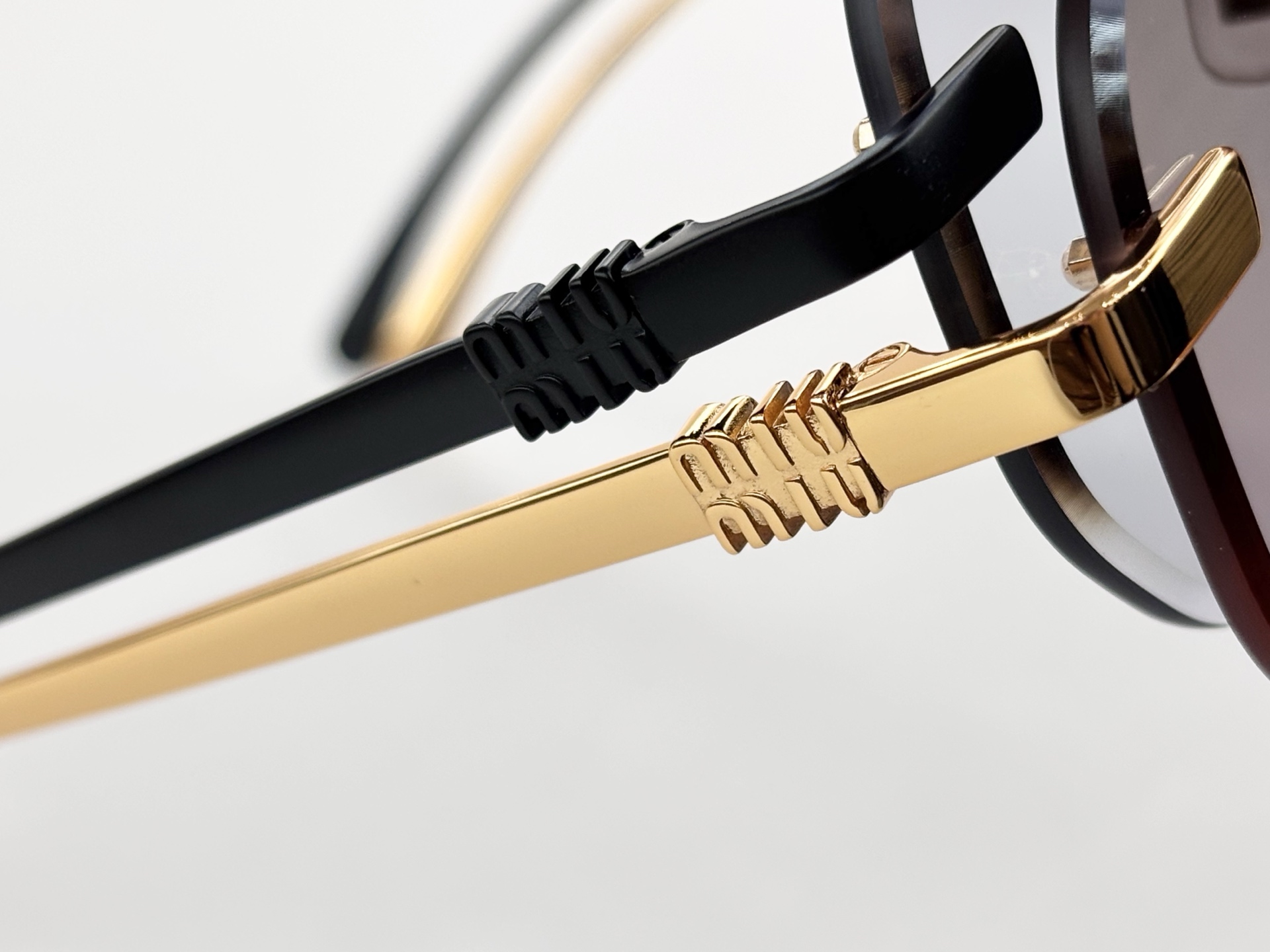 MIU MI*MOD：MU A1939Size：62口9 143