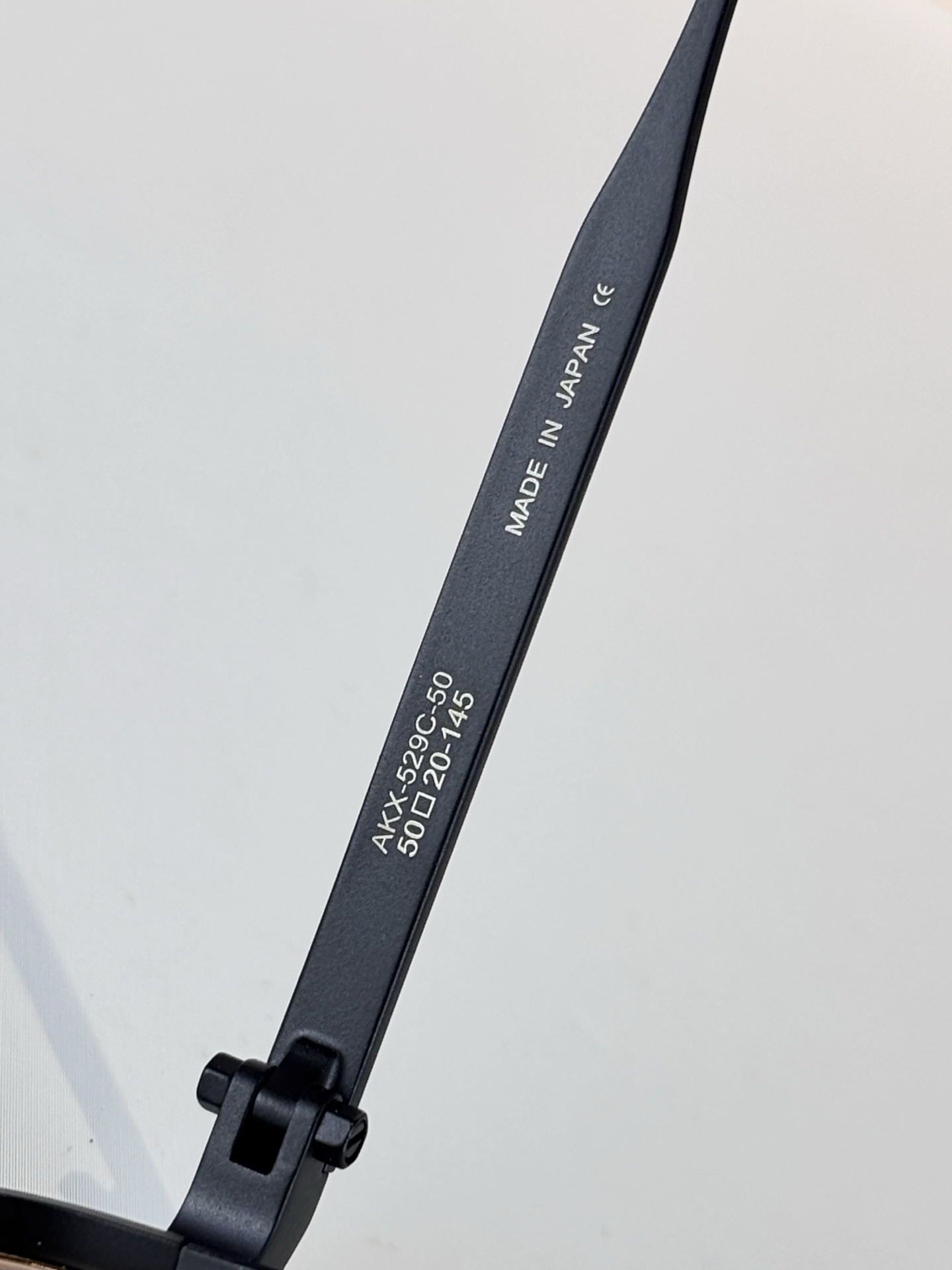 AKONI 著名日本工匠独特的手工技能，Giano眼镜的设计灵感源自地球观测卫星，将创新与精致视角完美融