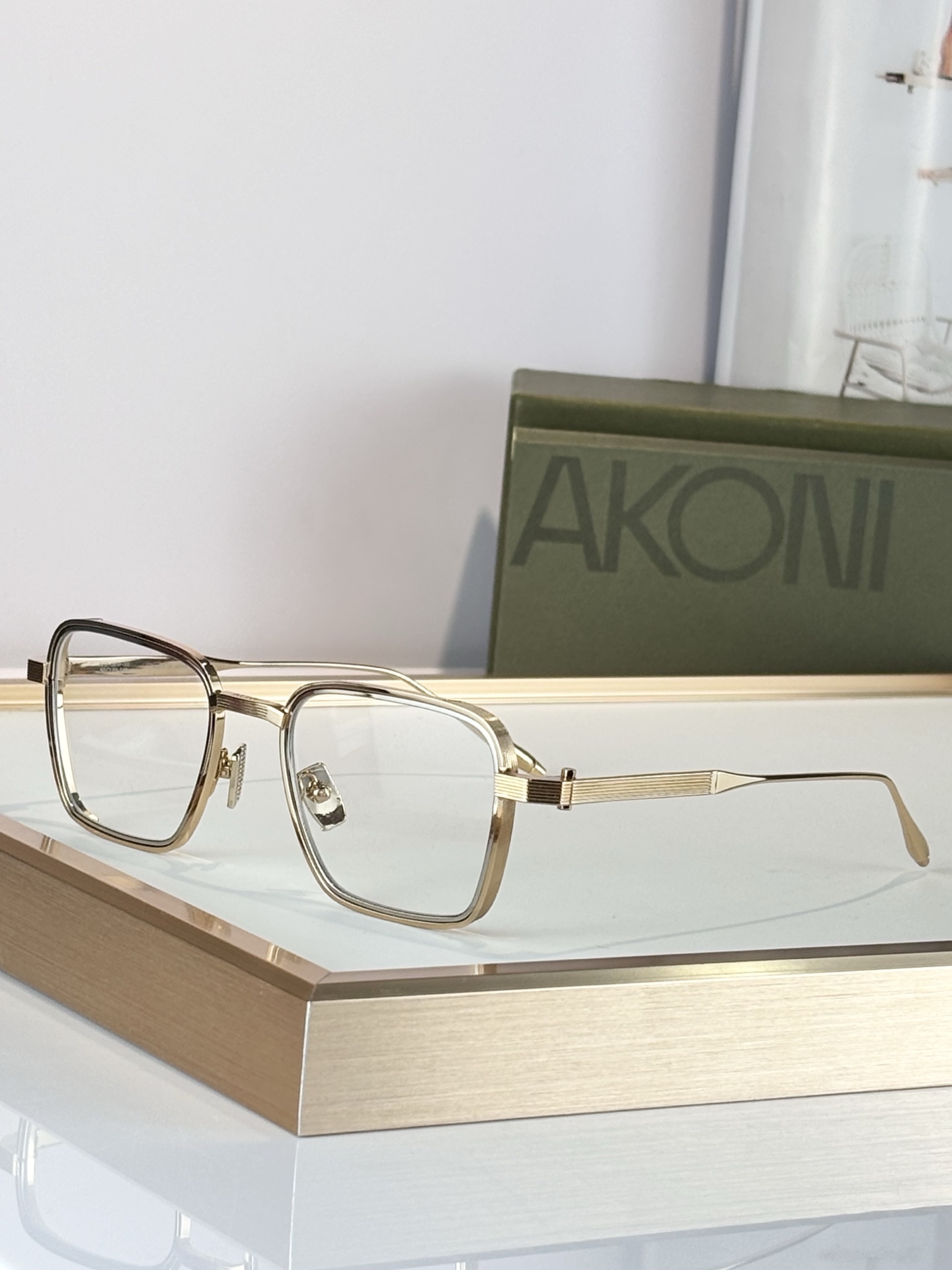 AKONI 著名日本工匠独特的手工技能，Giano眼镜的设计灵感源自地球观测卫星，将创新与精致视角完美融