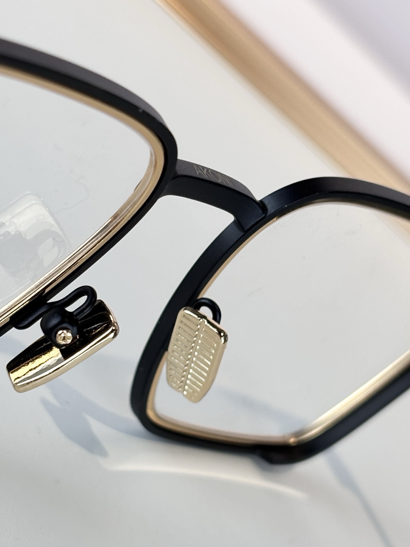 AKONI 著名日本工匠独特的手工技能，Giano眼镜的设计灵感源自地球观测卫星，将创新与精致视角完美融