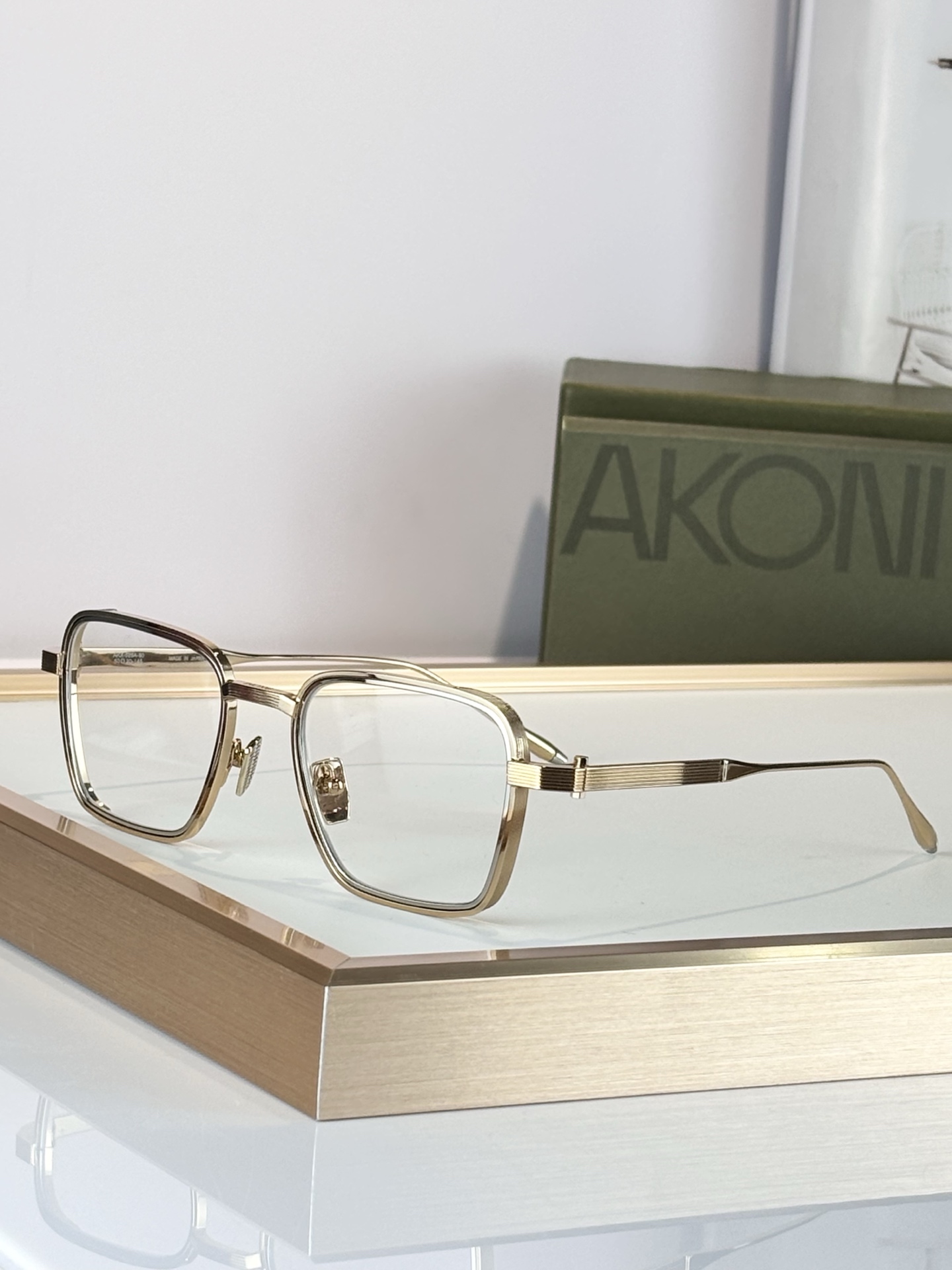 AKONI 著名日本工匠独特的手工技能，Giano眼镜的设计灵感源自地球观测卫星，将创新与精致视角完美融