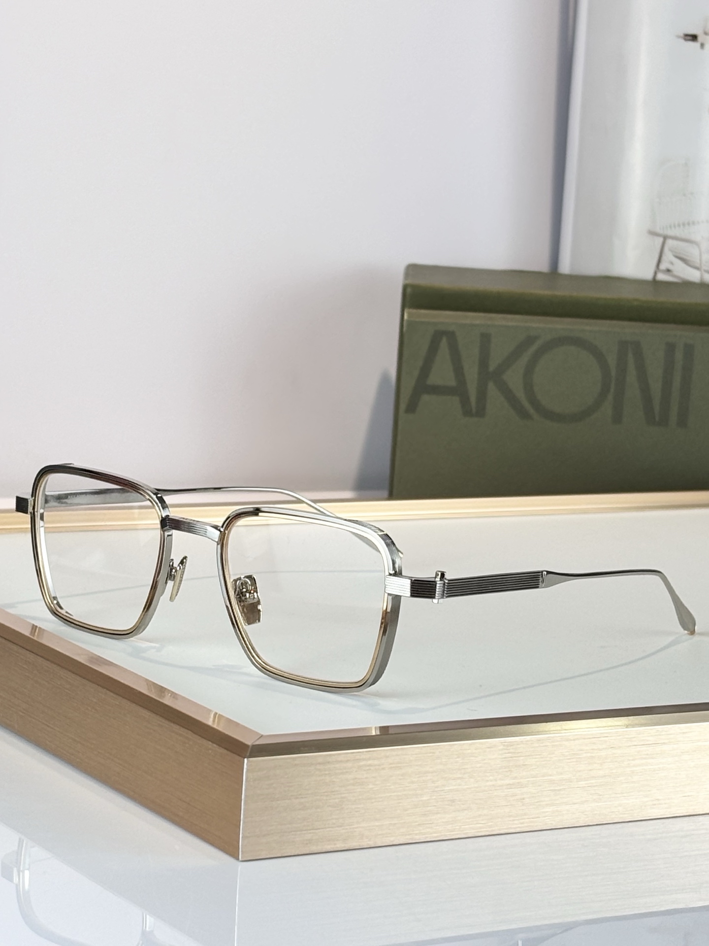 AKONI 著名日本工匠独特的手工技能，Giano眼镜的设计灵感源自地球观测卫星，将创新与精致视角完美融