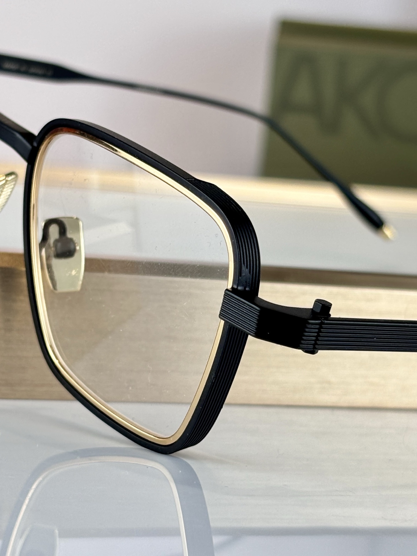 AKONI 著名日本工匠独特的手工技能，Giano眼镜的设计灵感源自地球观测卫星，将创新与精致视角完美融