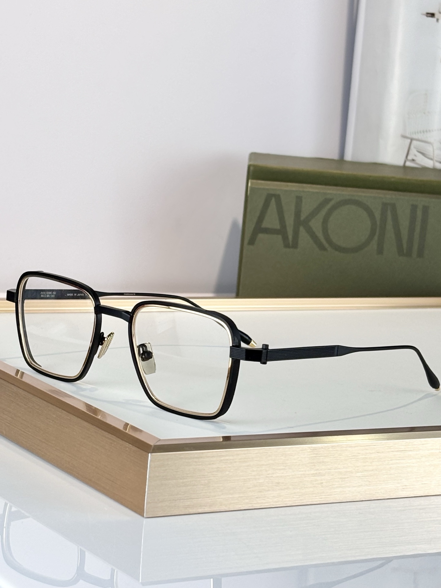 AKONI 著名日本工匠独特的手工技能，Giano眼镜的设计灵感源自地球观测卫星，将创新与精致视角完美融