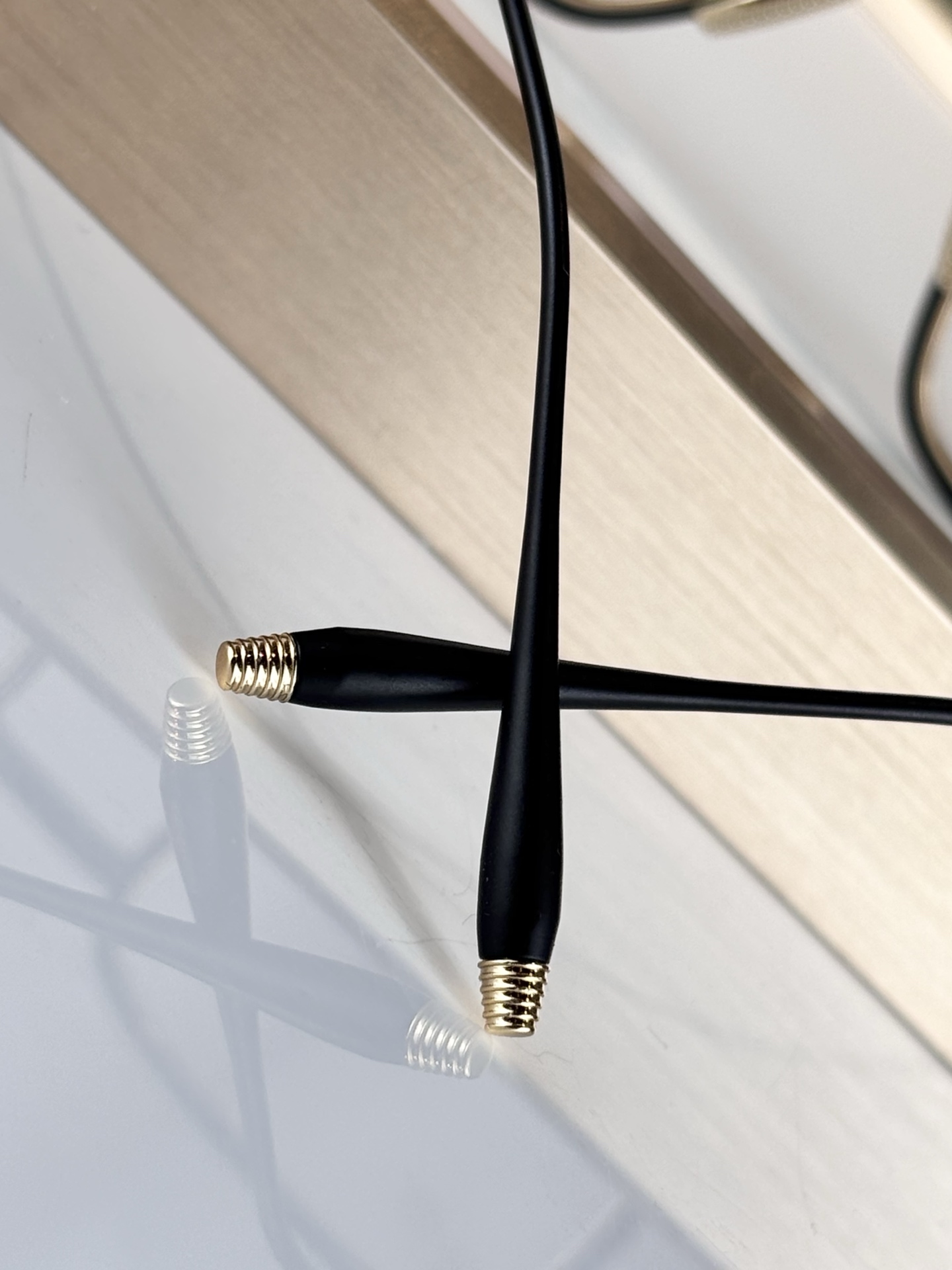 AKONI 著名日本工匠独特的手工技能，Giano眼镜的设计灵感源自地球观测卫星，将创新与精致视角完美融