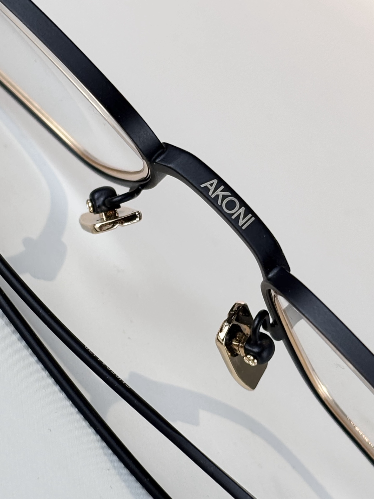 AKONI 著名日本工匠独特的手工技能，Giano眼镜的设计灵感源自地球观测卫星，将创新与精致视角完美融