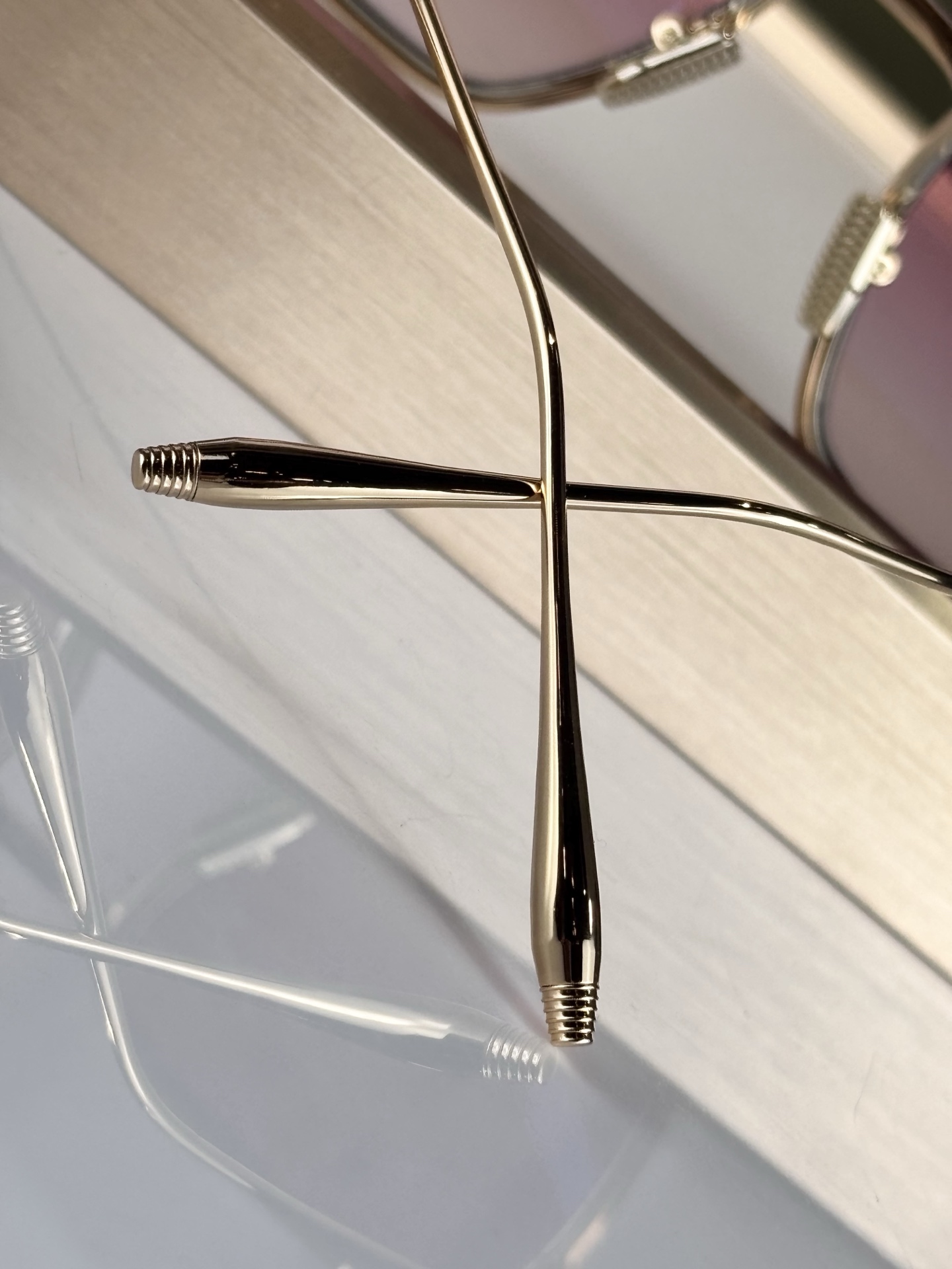 AKONI 著名日本工匠独特的手工技能，Giano眼镜的设计灵感源自地球观测卫星，将创新与精致视角完美融