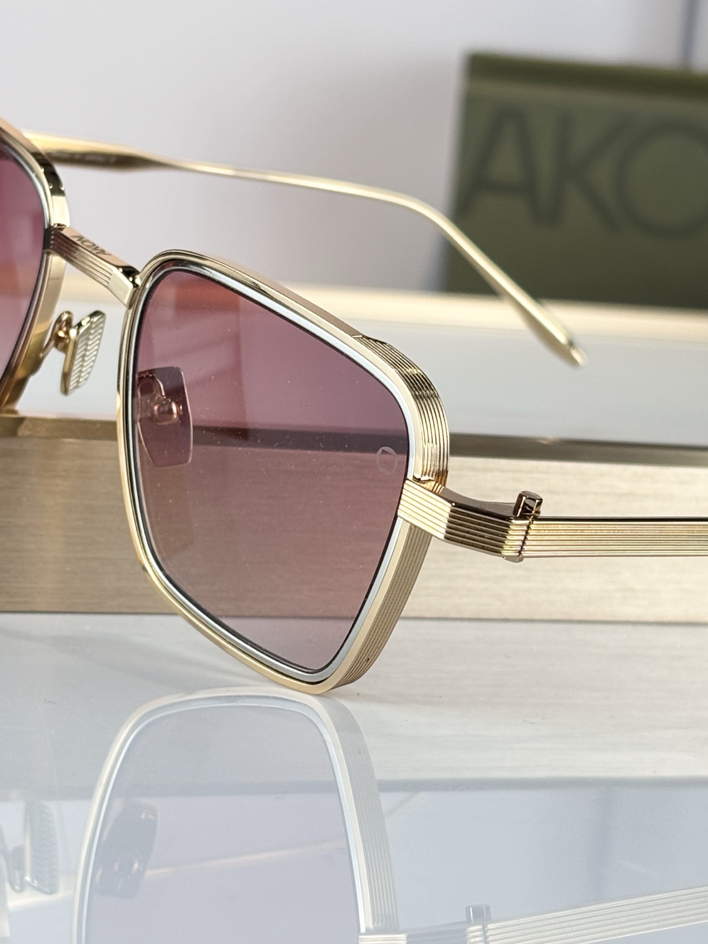 AKONI 著名日本工匠独特的手工技能，Giano眼镜的设计灵感源自地球观测卫星，将创新与精致视角完美融