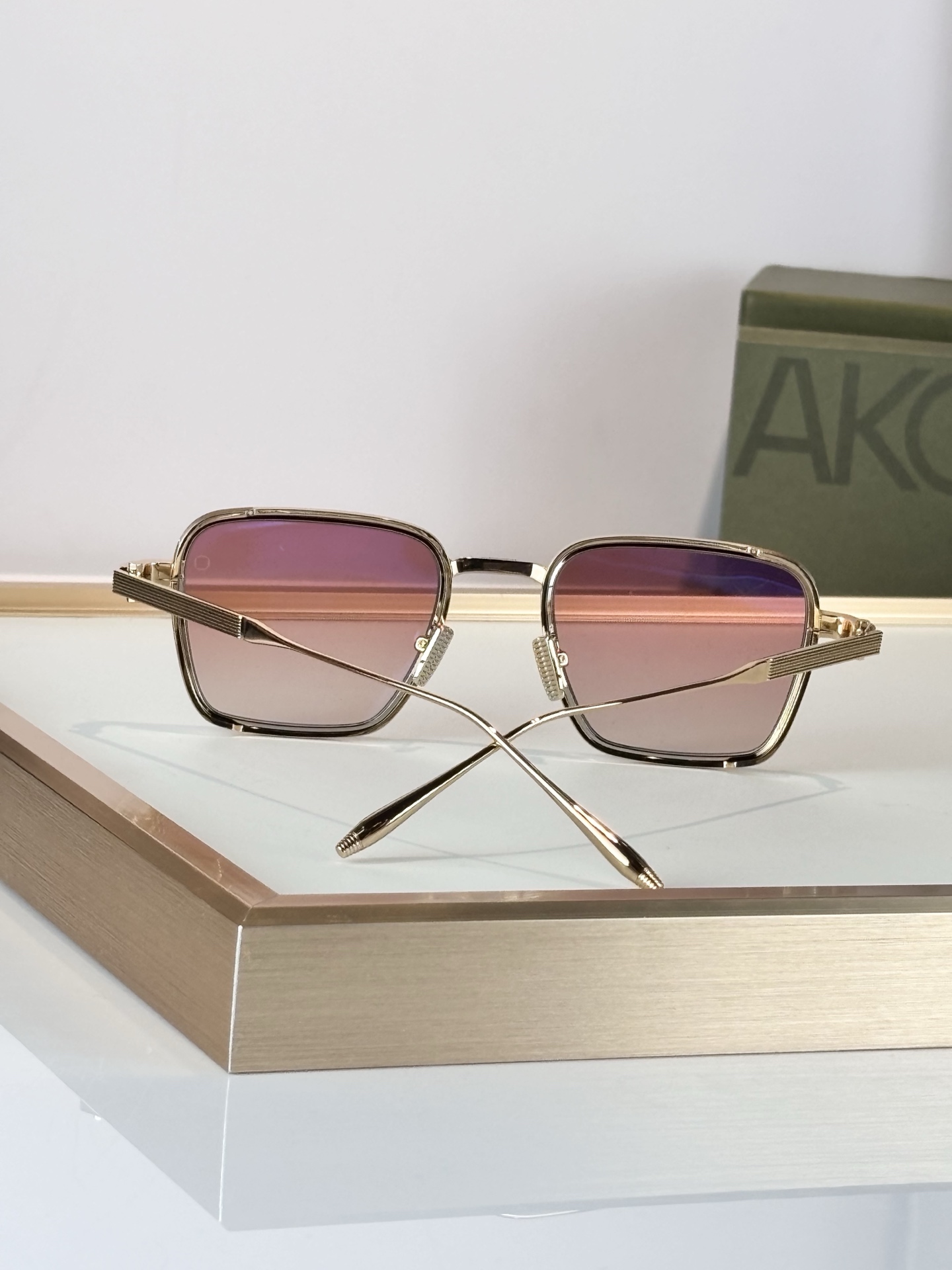 AKONI 著名日本工匠独特的手工技能，Giano眼镜的设计灵感源自地球观测卫星，将创新与精致视角完美融