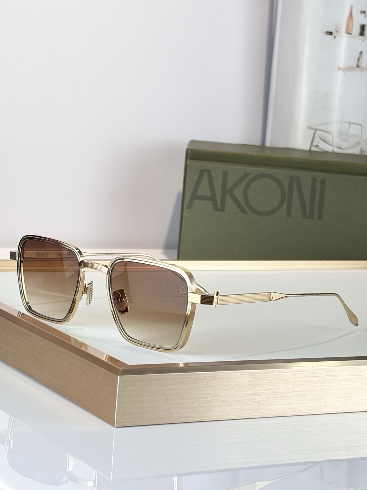 AKONI 著名日本工匠独特的手工技能，Giano眼镜的设计灵感源自地球观测卫星，将创新与精致视角完美融