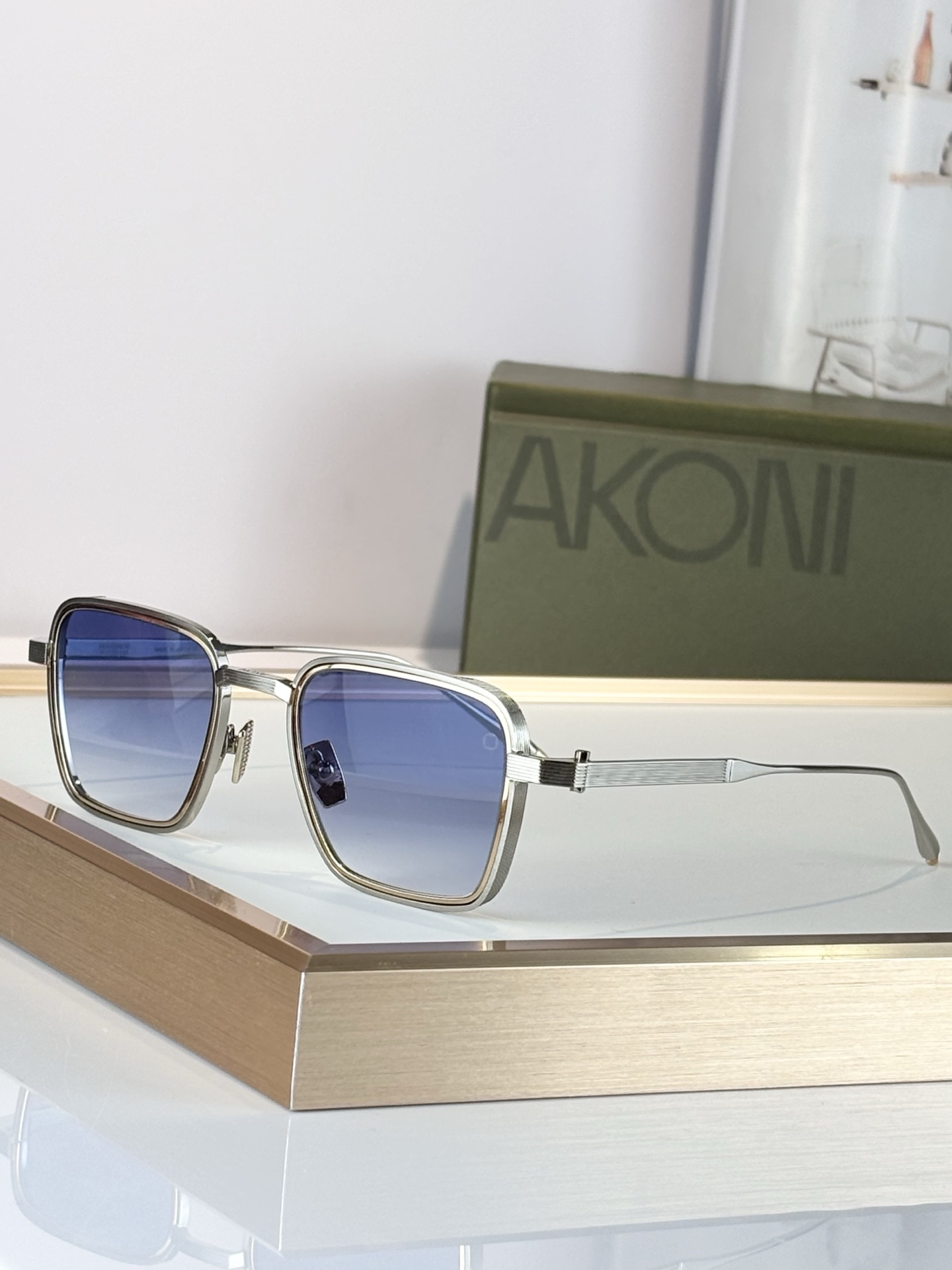 AKONI 著名日本工匠独特的手工技能，Giano眼镜的设计灵感源自地球观测卫星，将创新与精致视角完美融