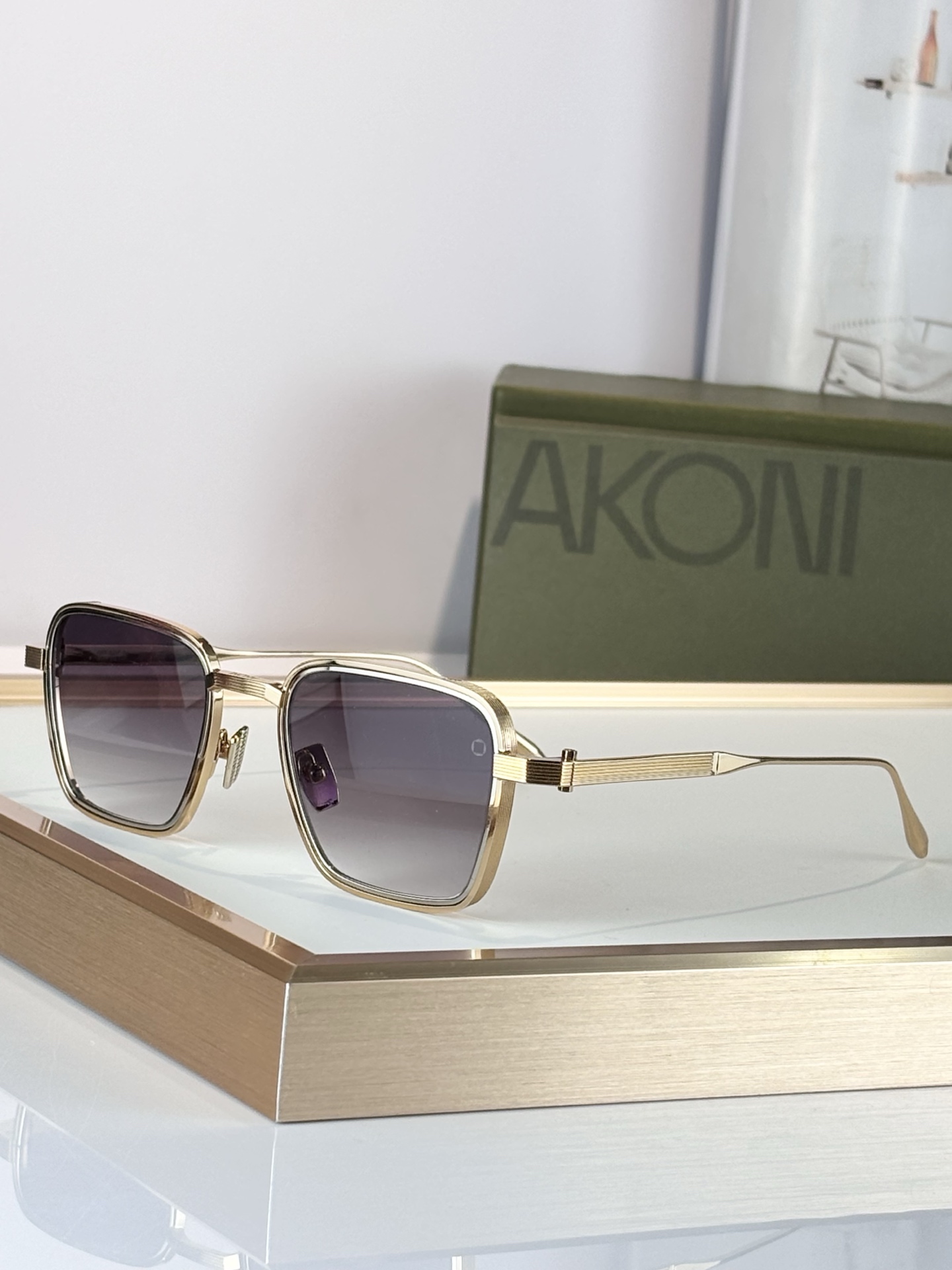 AKONI 著名日本工匠独特的手工技能，Giano眼镜的设计灵感源自地球观测卫星，将创新与精致视角完美融