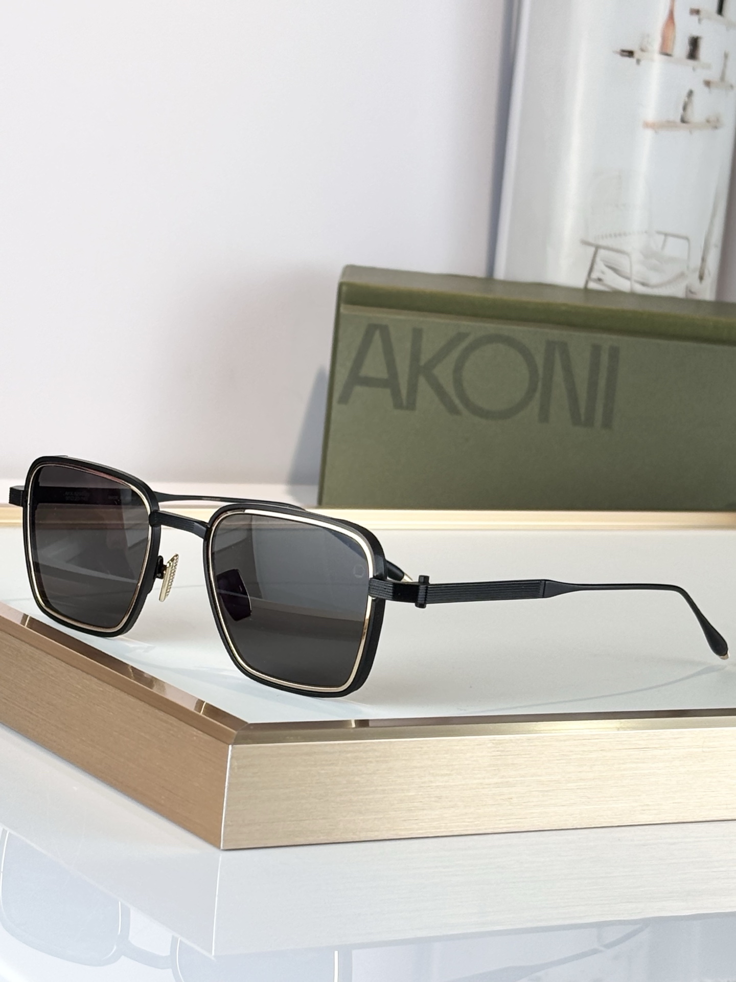 AKONI 著名日本工匠独特的手工技能，Giano眼镜的设计灵感源自地球观测卫星，将创新与精致视角完美融