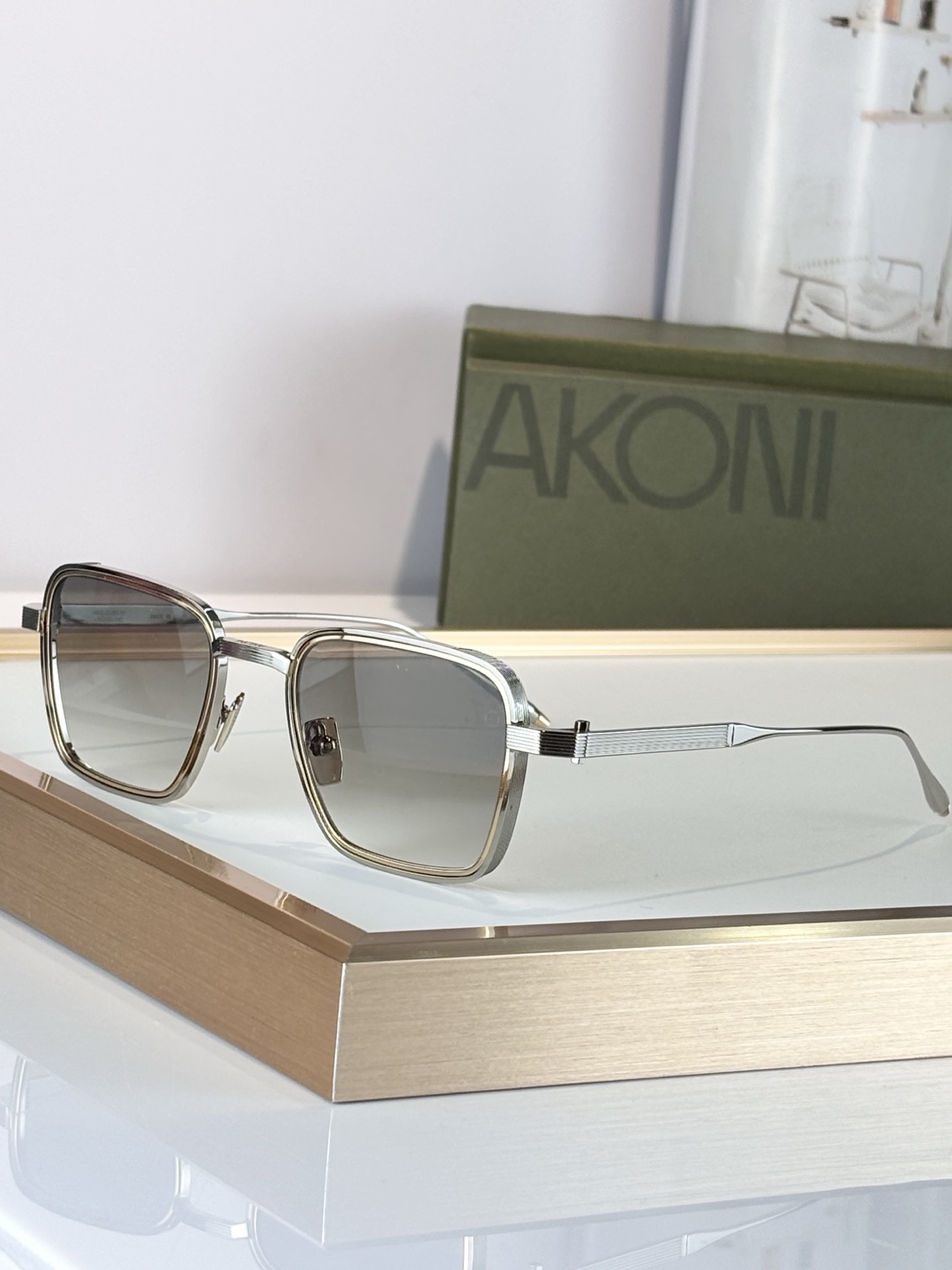 AKONI 著名日本工匠独特的手工技能，Giano眼镜的设计灵感源自地球观测卫星，将创新与精致视角完美融