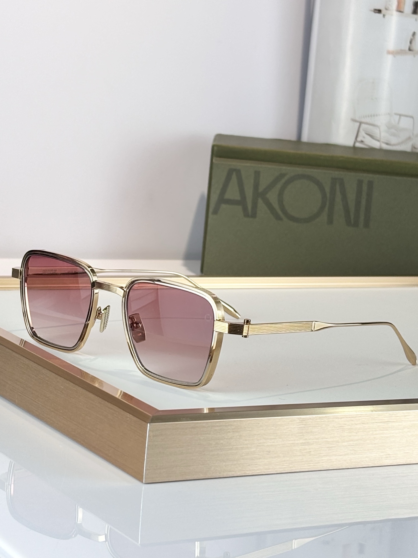 AKONI 著名日本工匠独特的手工技能，Giano眼镜的设计灵感源自地球观测卫星，将创新与精致视角完美融