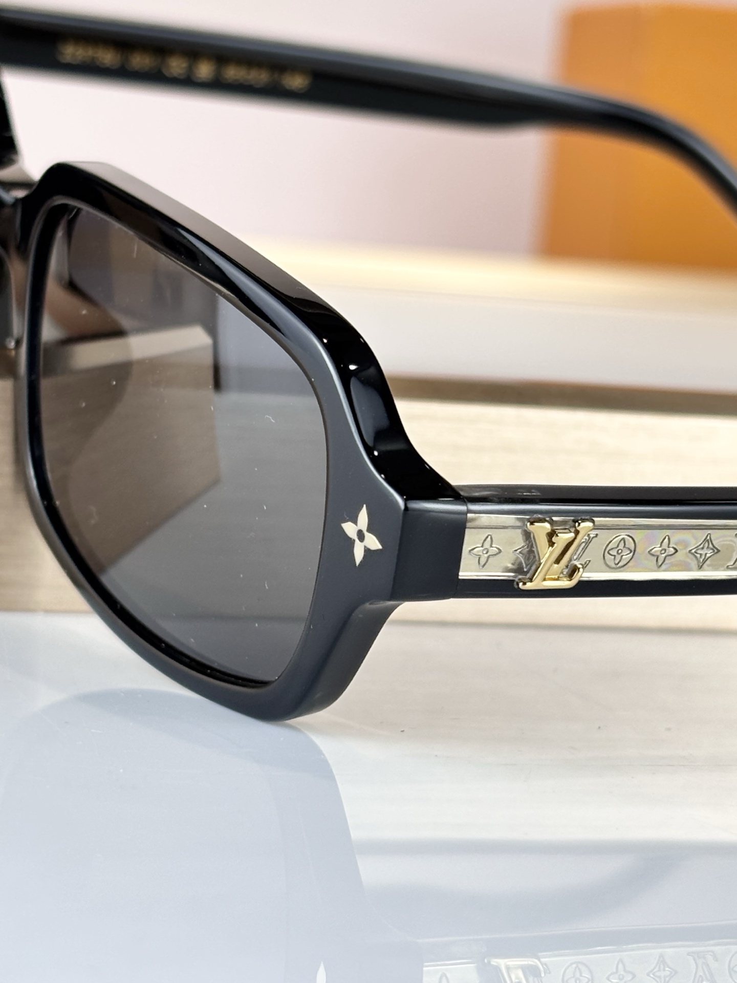 LOUIS VUITTO*MODEL：Z2978USIZE：55口21-145