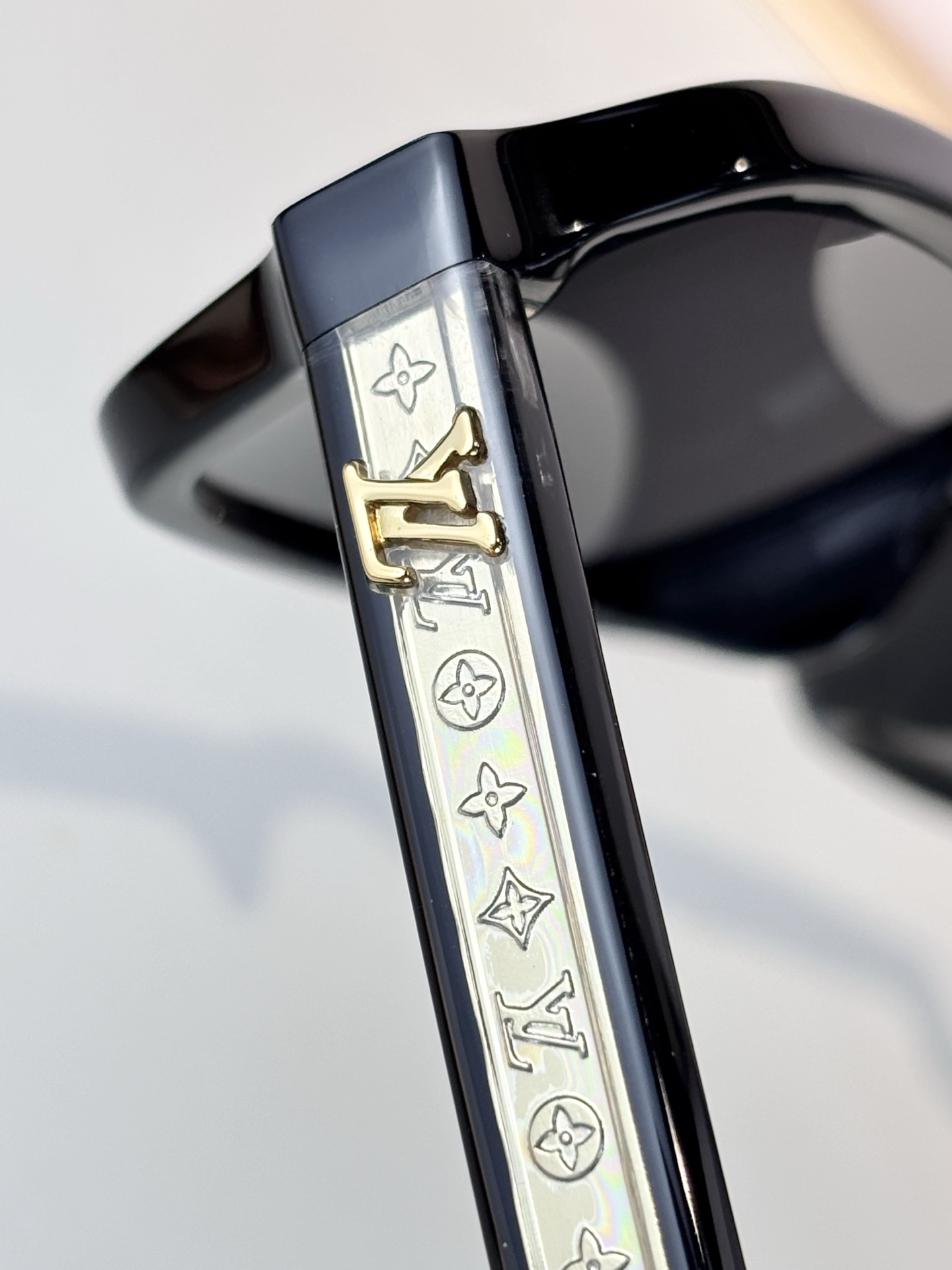 LOUIS VUITTO*MODEL：Z2978USIZE：55口21-145