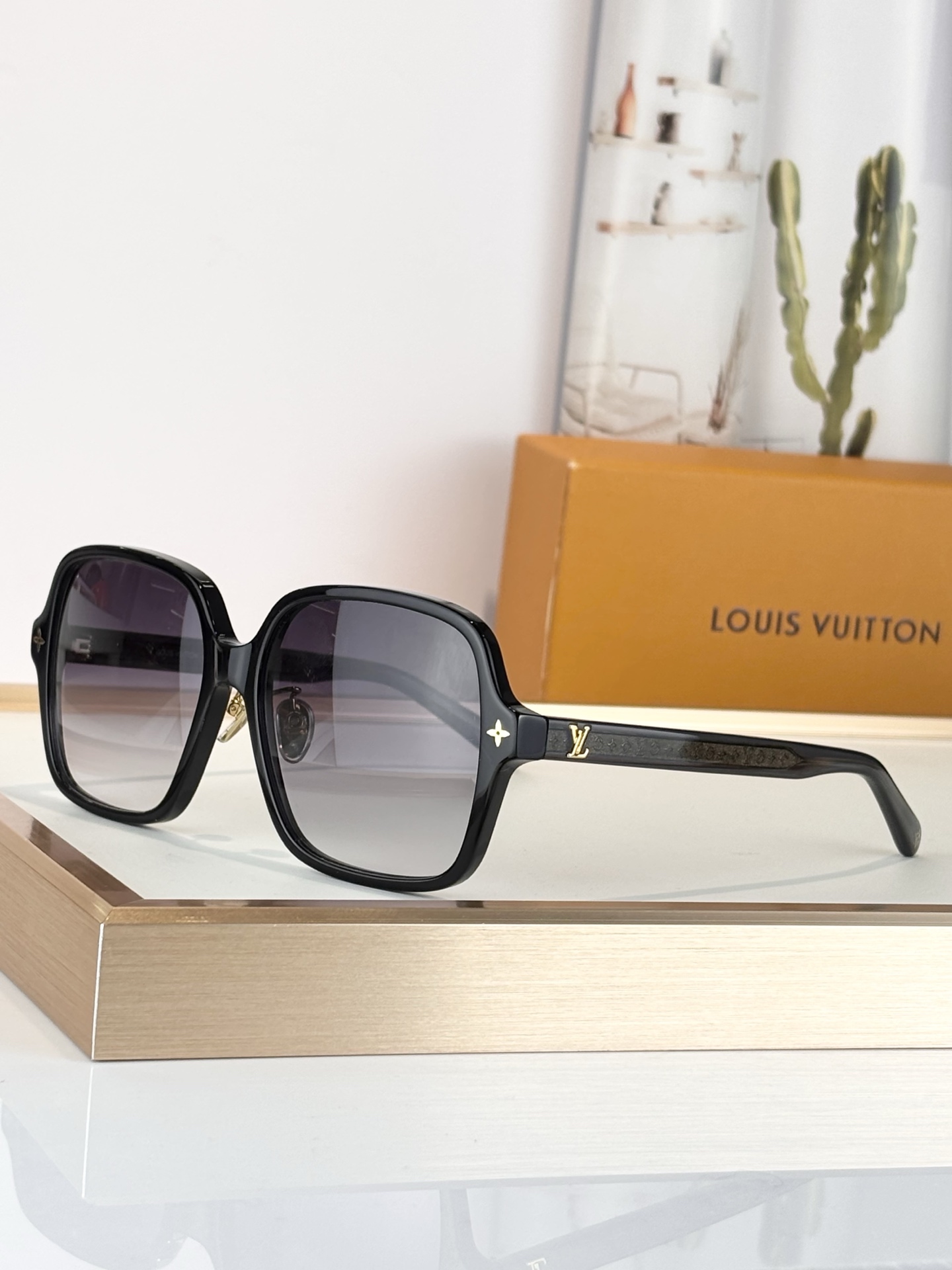 LOUIS VUITTO*MODEL：Z3044ESIZE：56口16-145