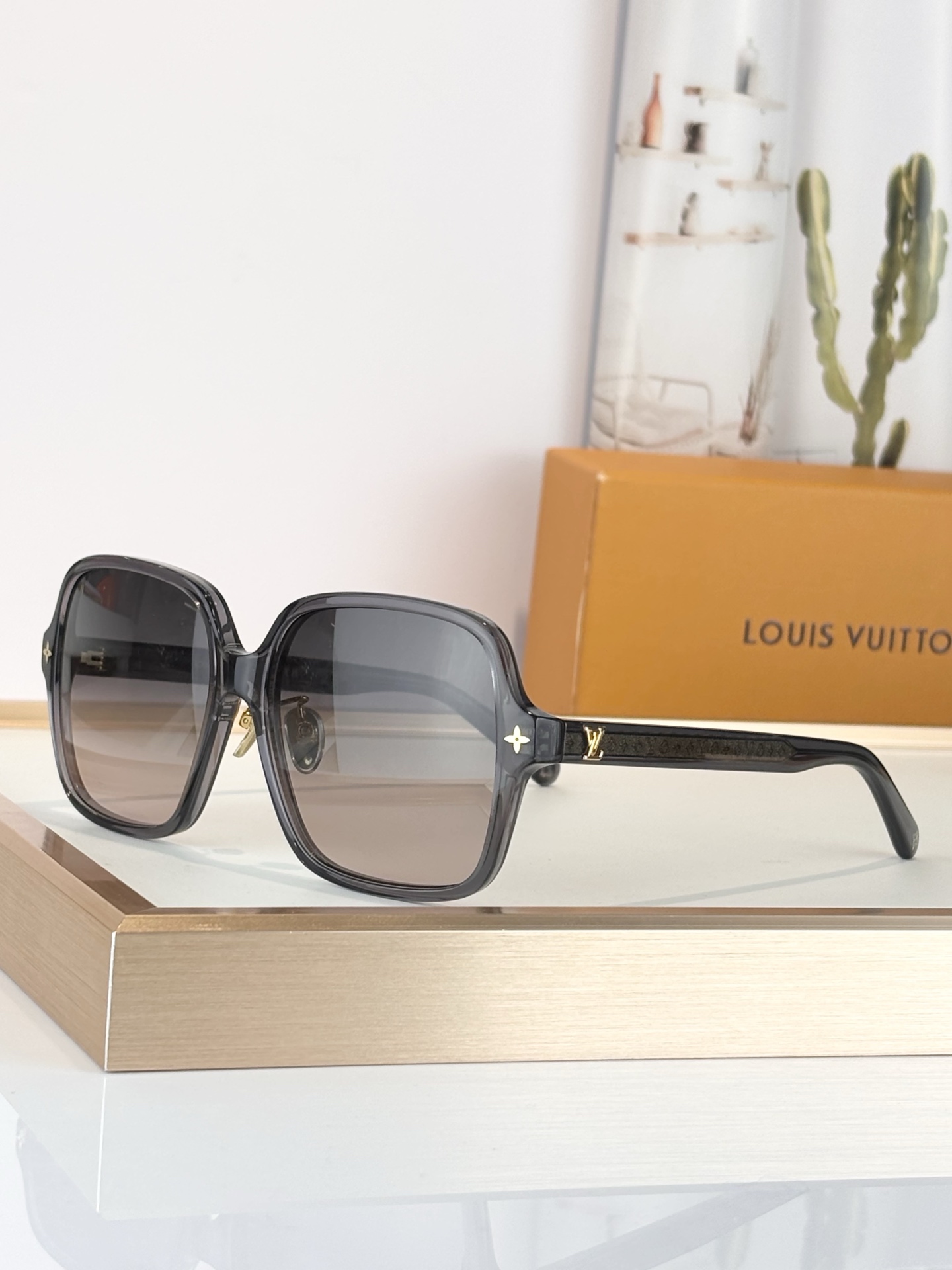 LOUIS VUITTO*MODEL：Z3044ESIZE：56口16-145