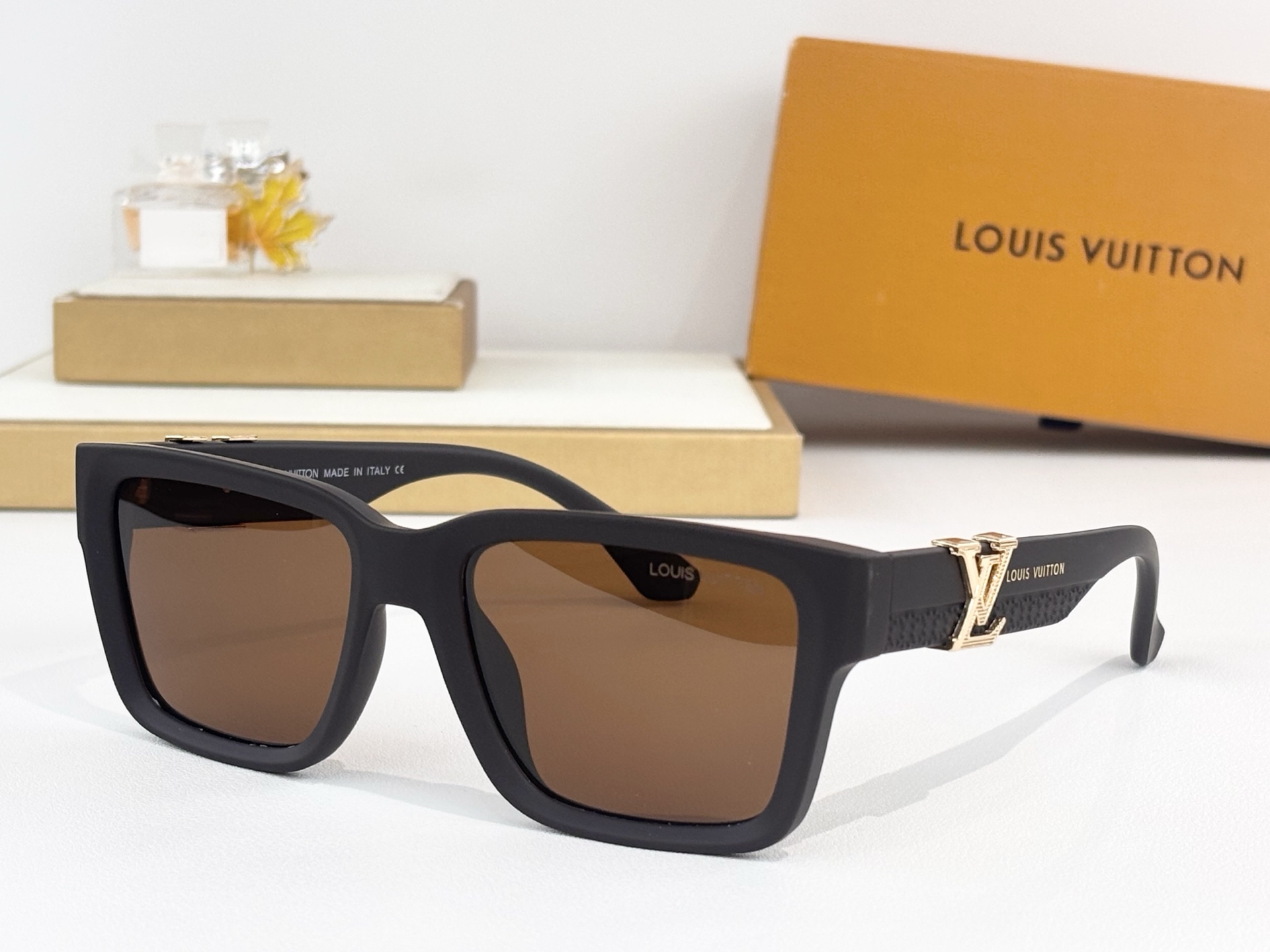 LOUIS VUITTO*MODEL：5113 C4SIZE：50口15-147