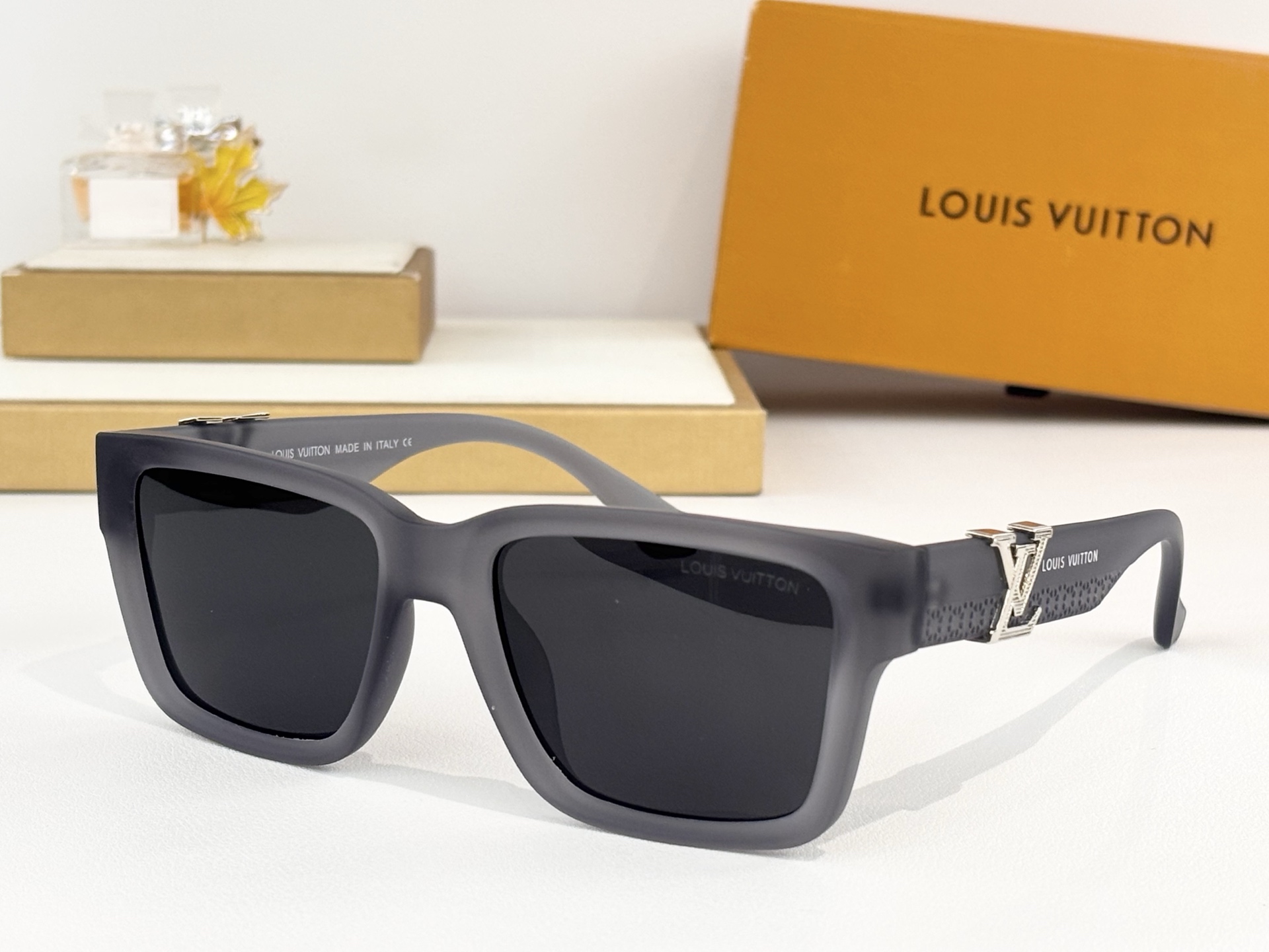 LOUIS VUITTO*MODEL：5113 C4SIZE：50口15-147