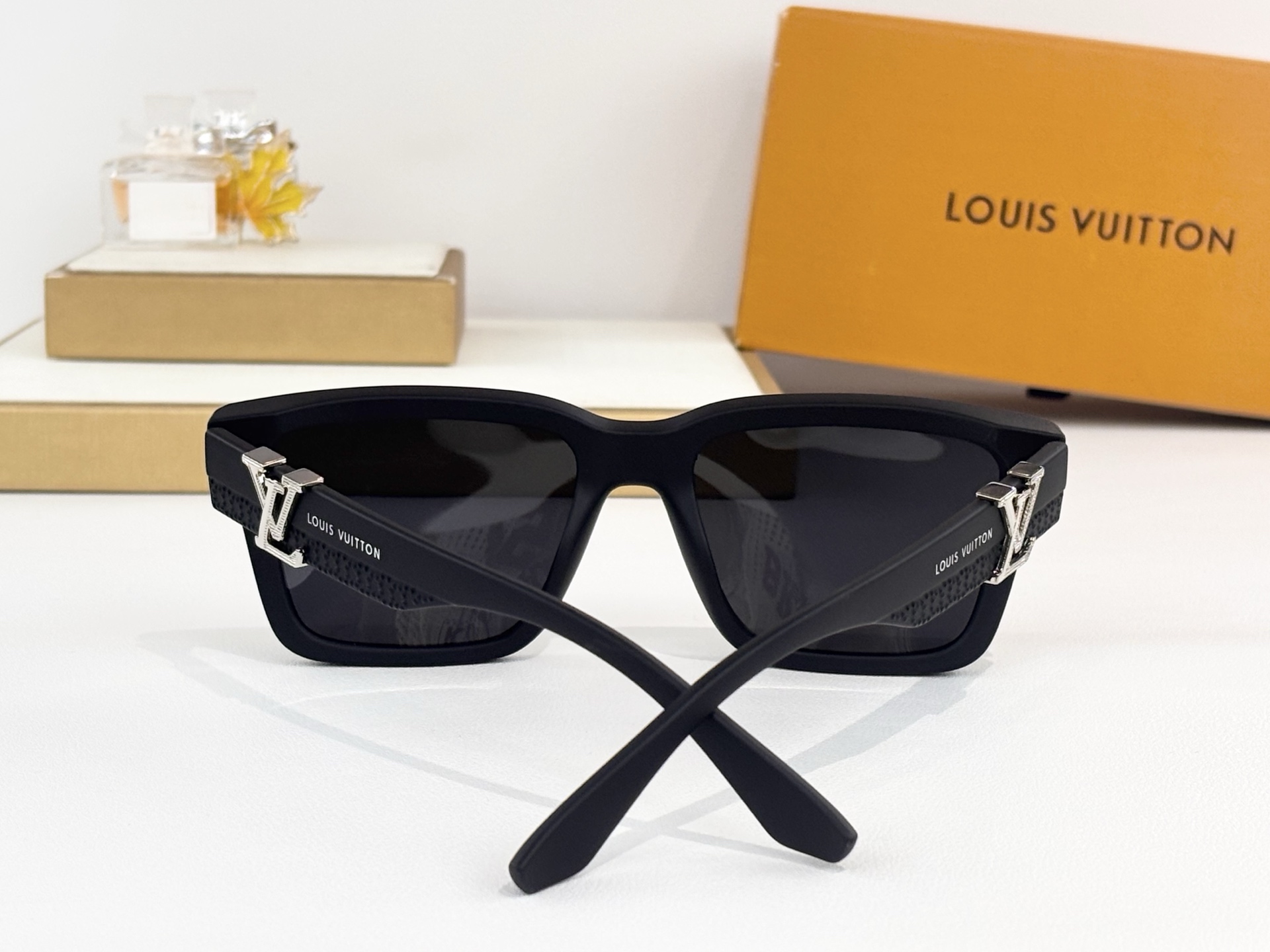 LOUIS VUITTO*MODEL：5113 C4SIZE：50口15-147