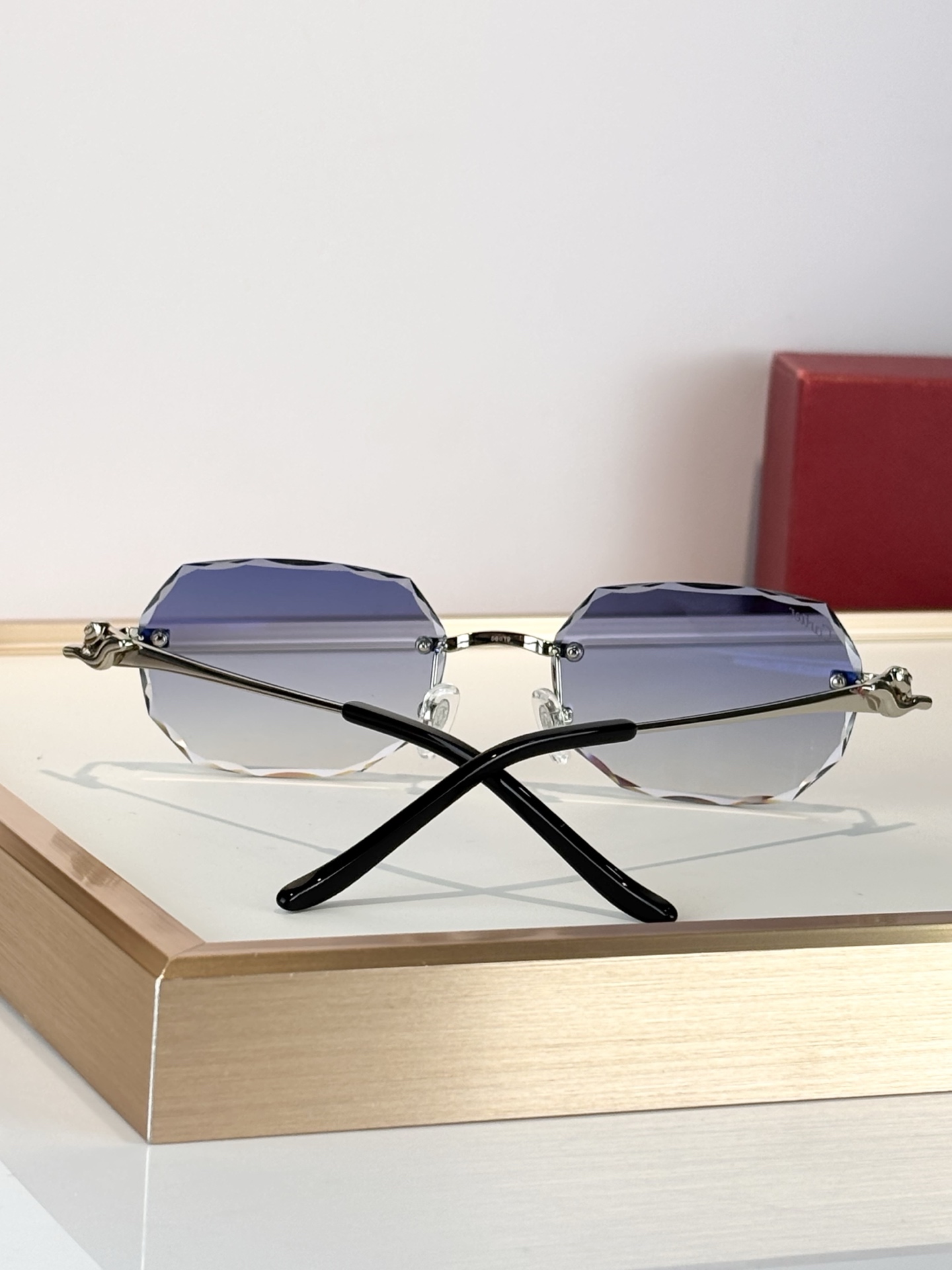 CartierMOD：CT 0680SSize：55口19-135。