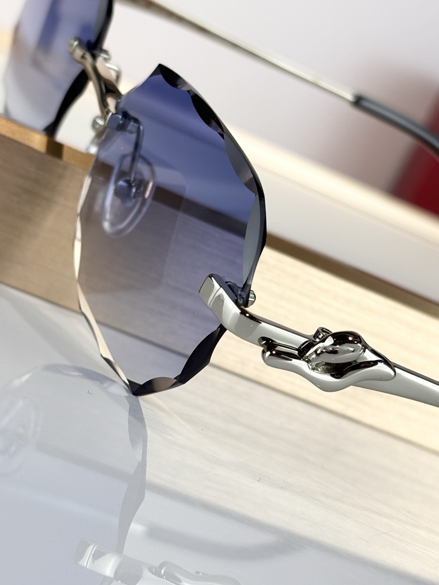 CartierMOD：CT 0680SSize：55口19-135。