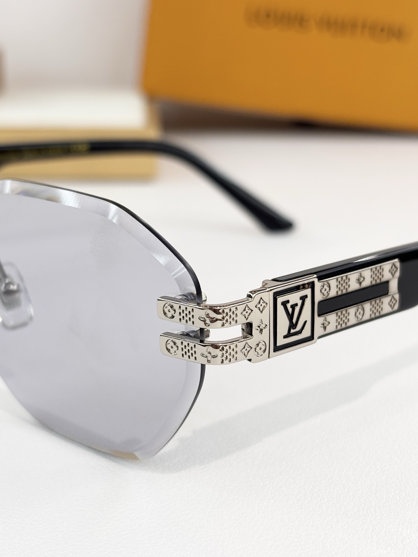 LOUIS VUITTO*MODEL：Z21945ESIZE：60口17-145