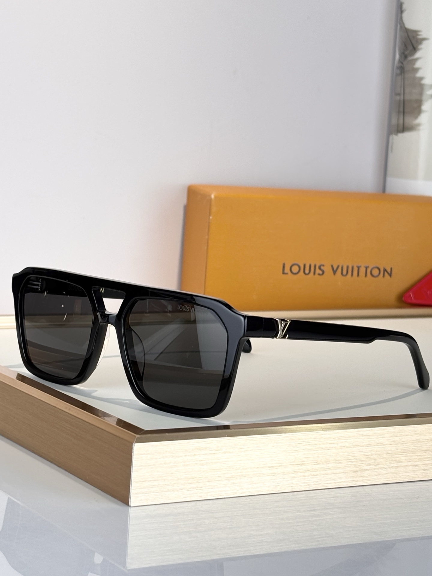 LOUIS VUITTO*MODEL：Z3095USIZE：56口18-145