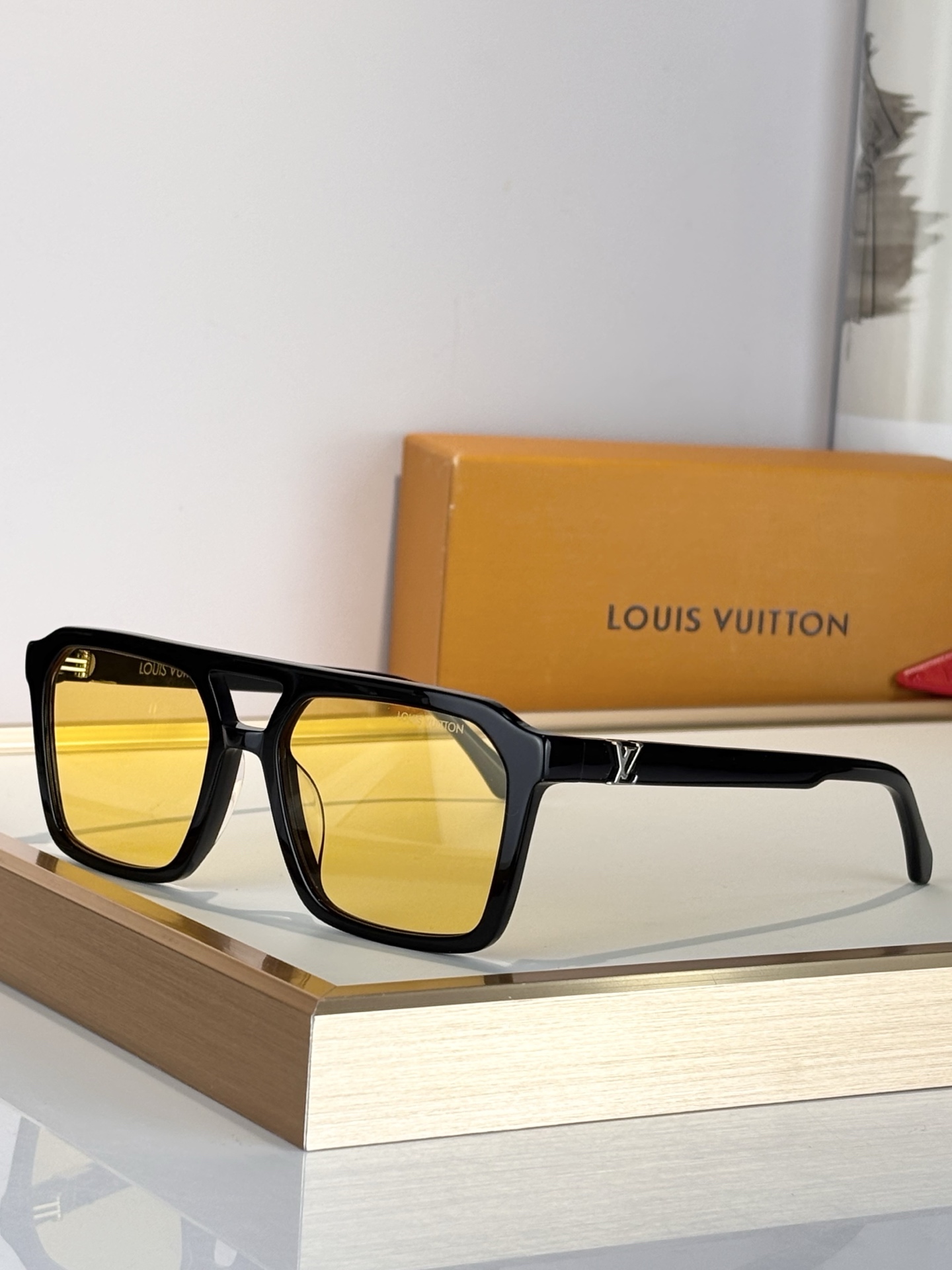 LOUIS VUITTO*MODEL：Z3095USIZE：56口18-145