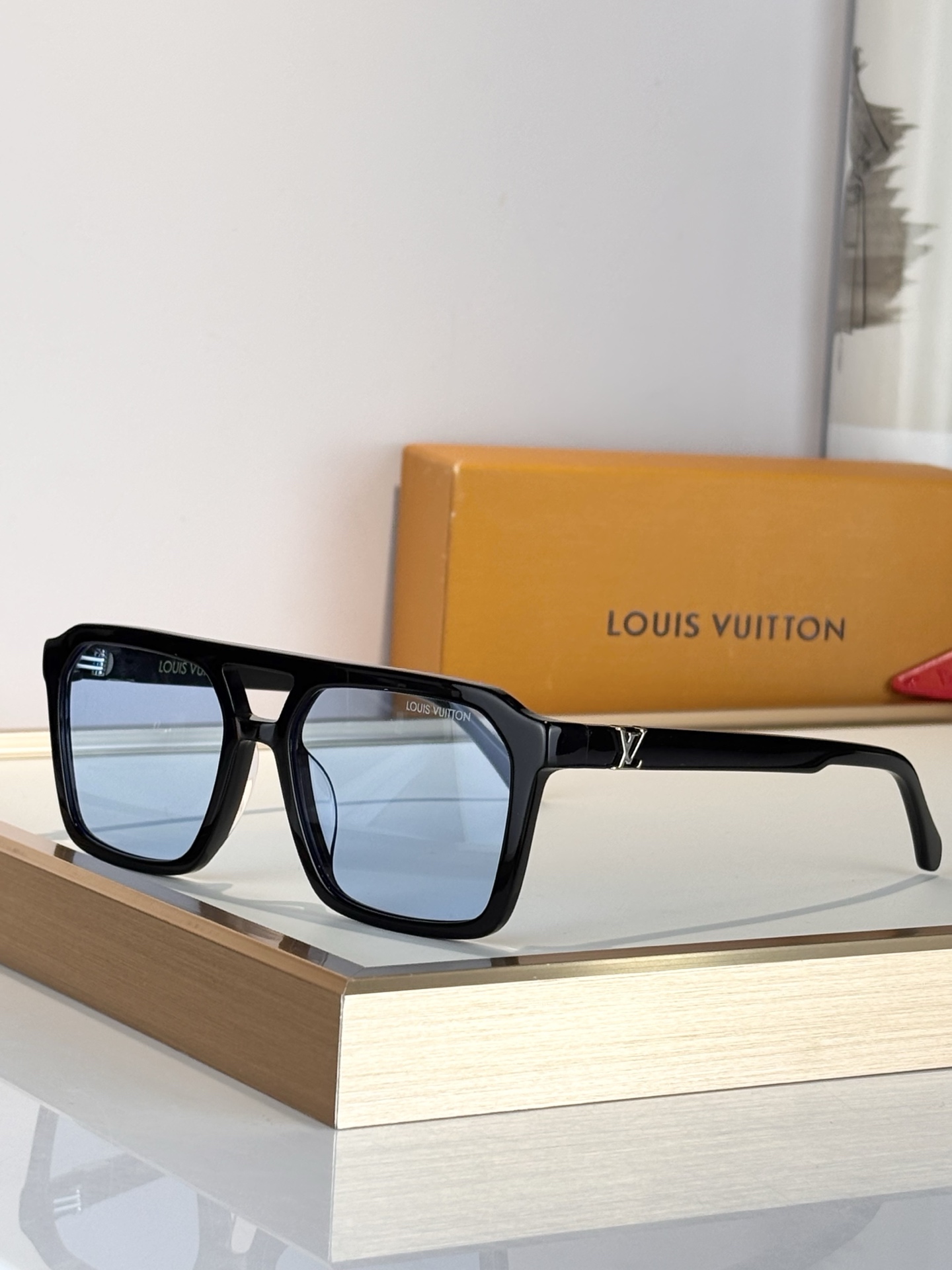 LOUIS VUITTO*MODEL：Z3095USIZE：56口18-145