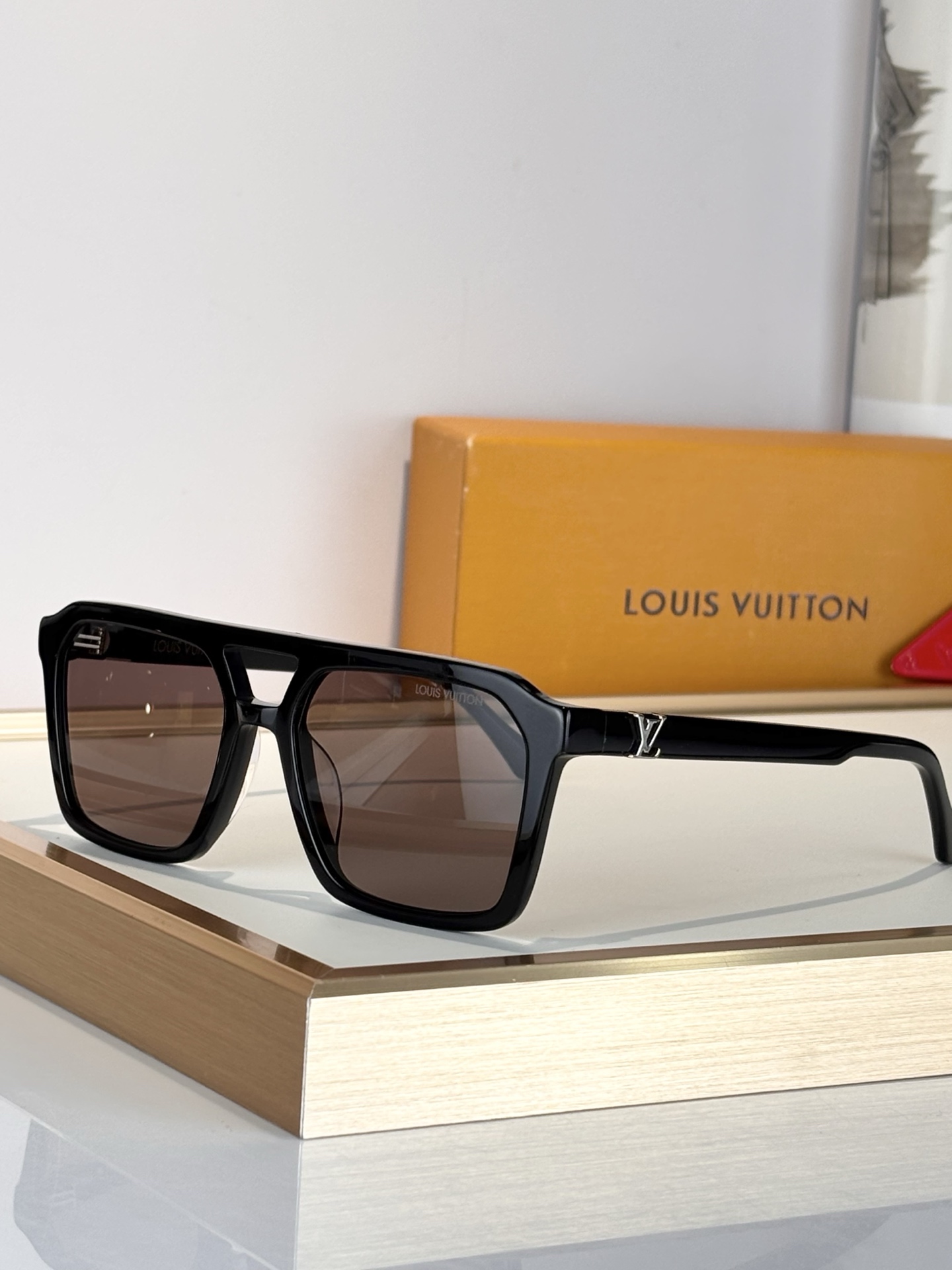 LOUIS VUITTO*MODEL：Z3095USIZE：56口18-145
