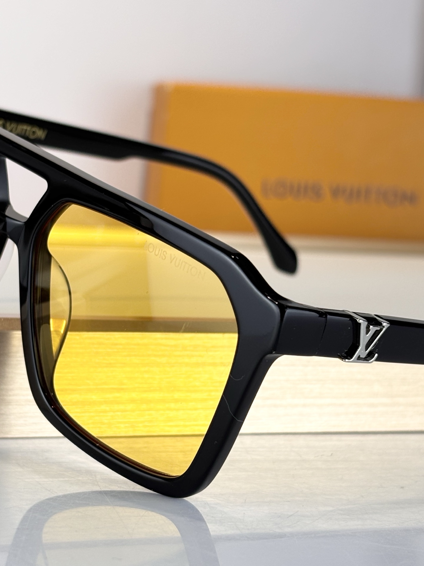 LOUIS VUITTO*MODEL：Z3095USIZE：56口18-145