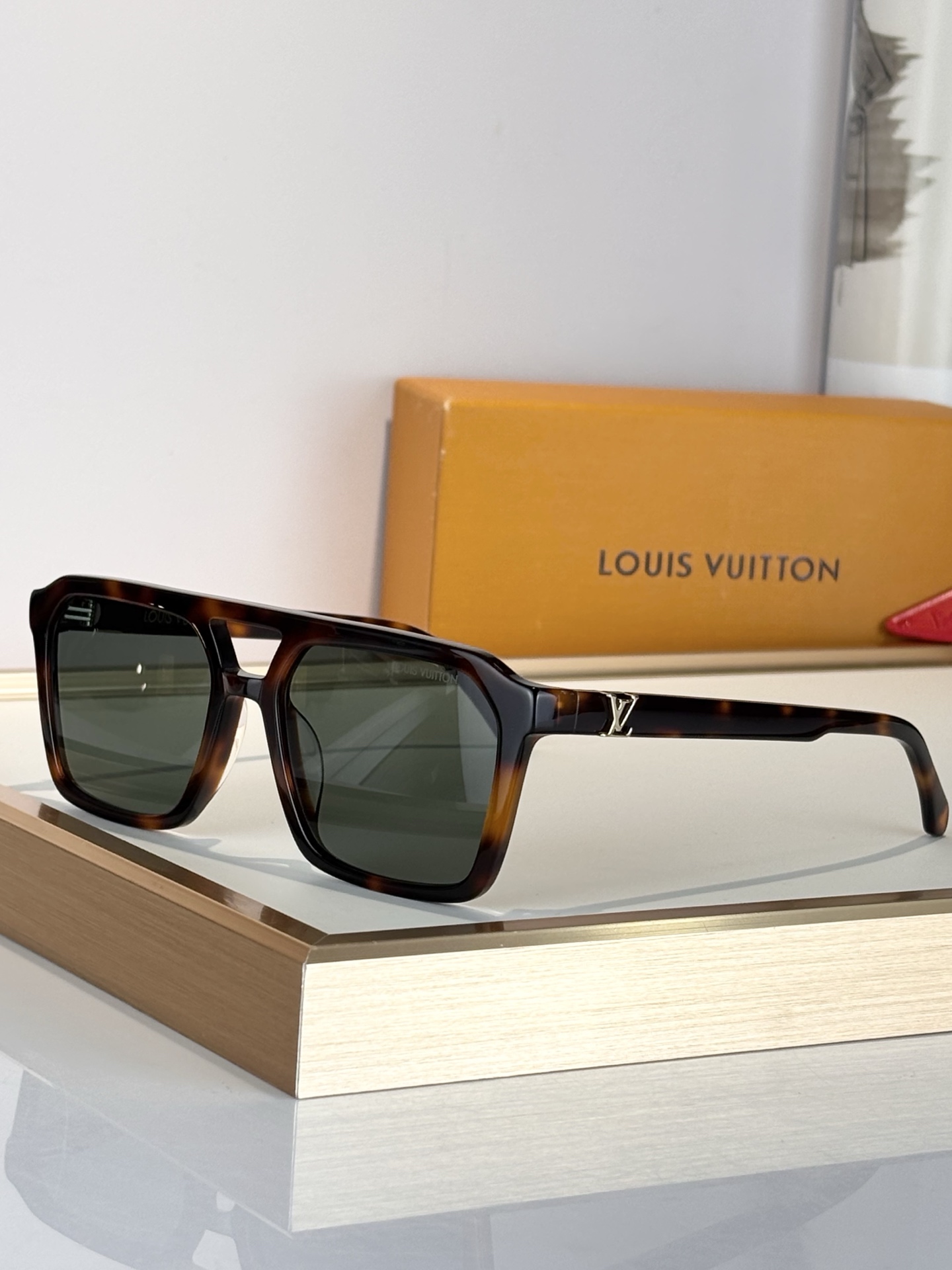 LOUIS VUITTO*MODEL：Z3095USIZE：56口18-145