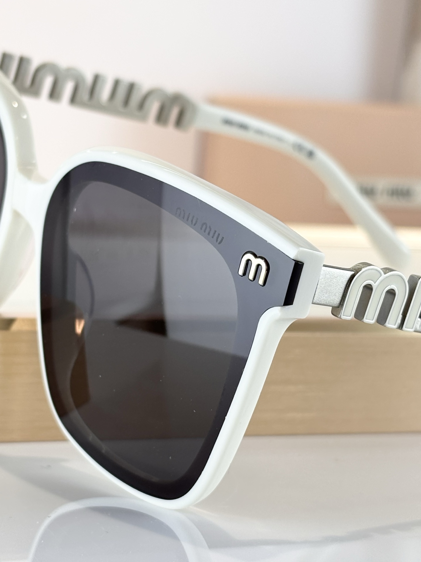 MIUMIUMOD:SMU088ZSize:53口24-135