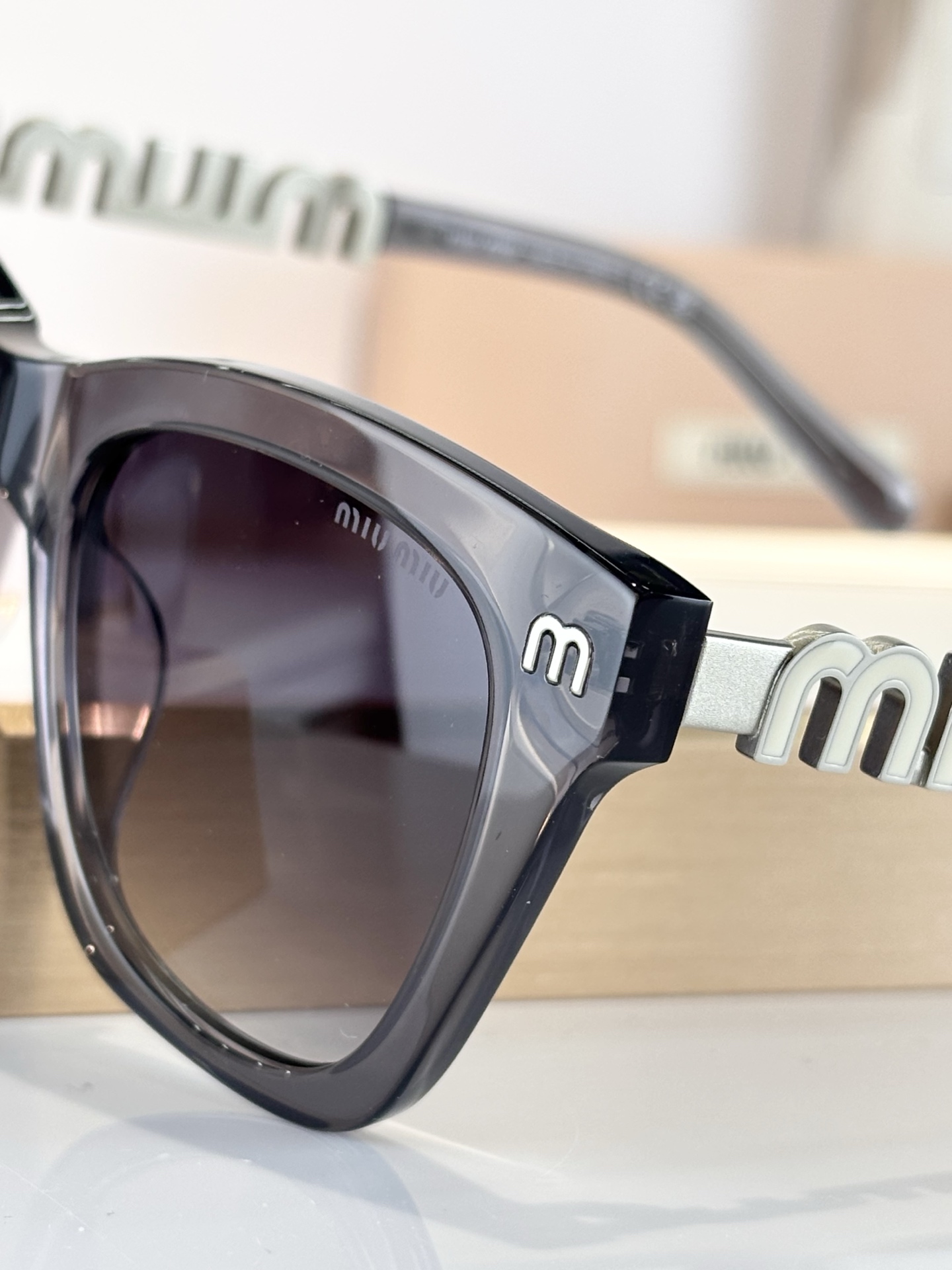 MIUMIUMOD:SMU085ZSize:51口20-135