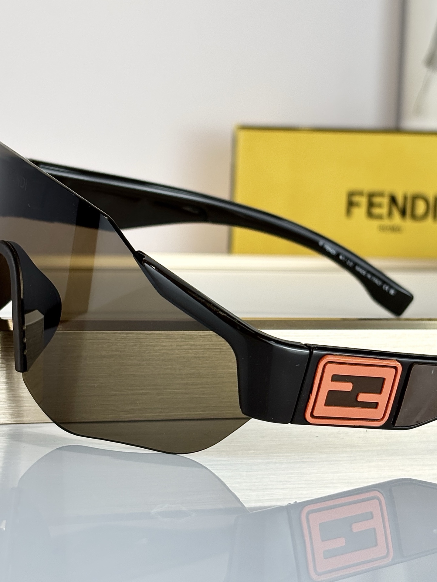 FENDIOversized MOD：FE40088USize：145-135