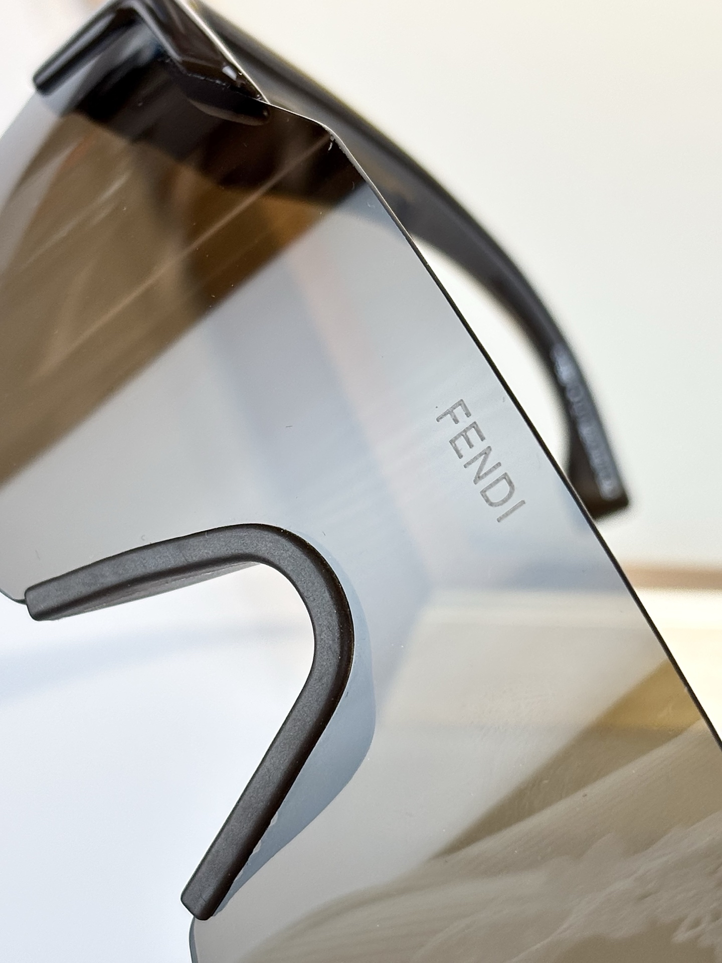 FENDIOversized MOD：FE40088USize：145-135