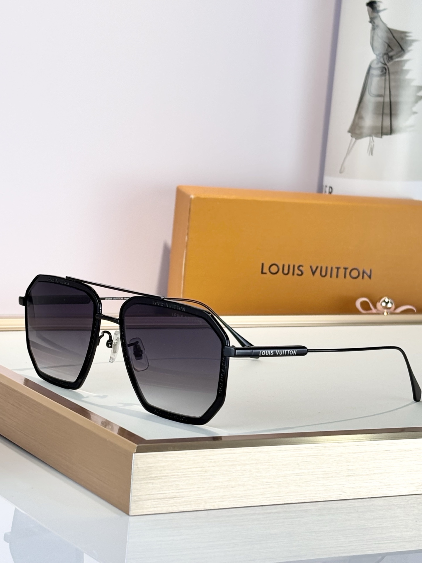 LOUIS VUITTO*MODEL：Z1318SIZE：56口19-145