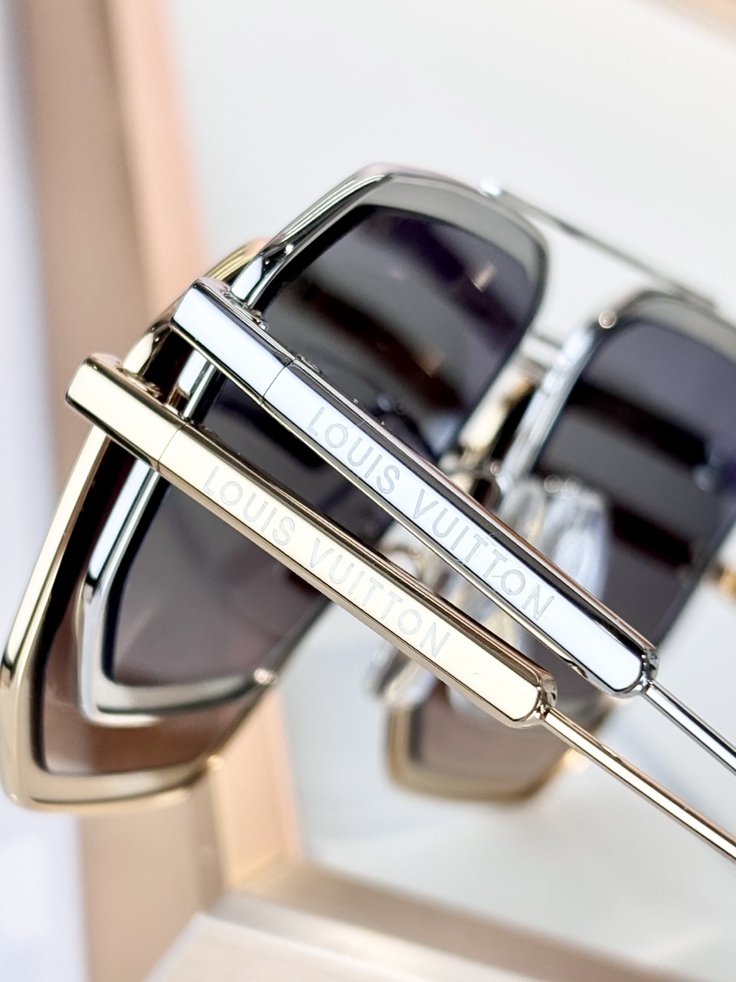 LOUIS VUITTO*MODEL：Z1318SIZE：56口19-145