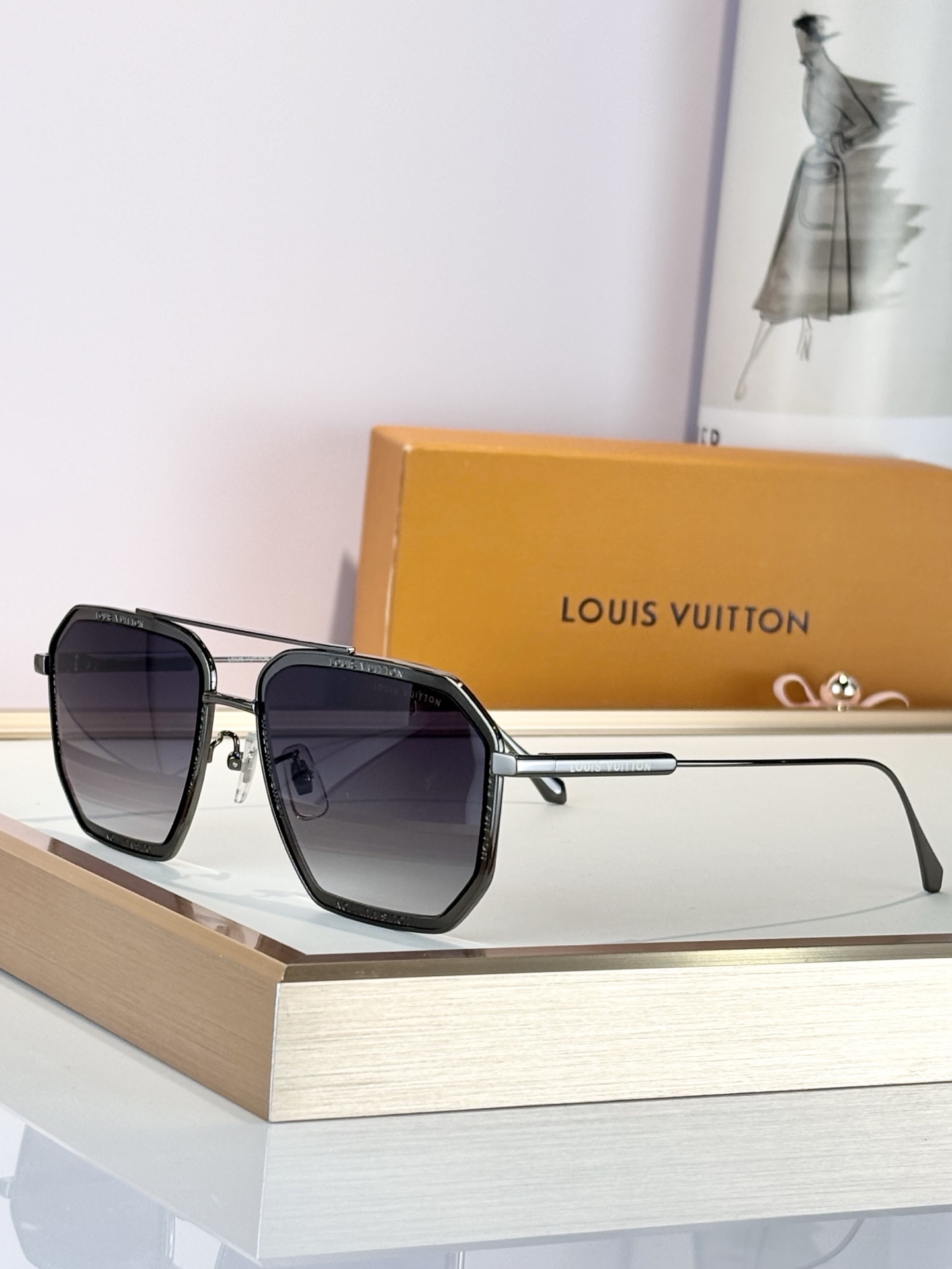 LOUIS VUITTO*MODEL：Z1318SIZE：56口19-145