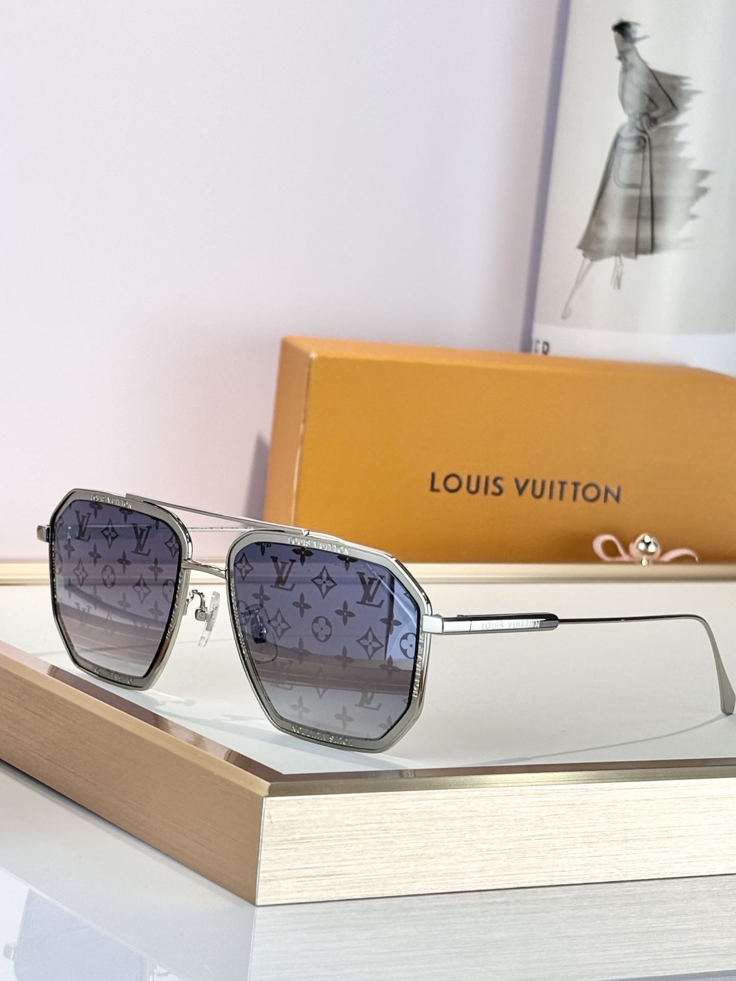 LOUIS VUITTO*MODEL：Z1318SIZE：56口19-145