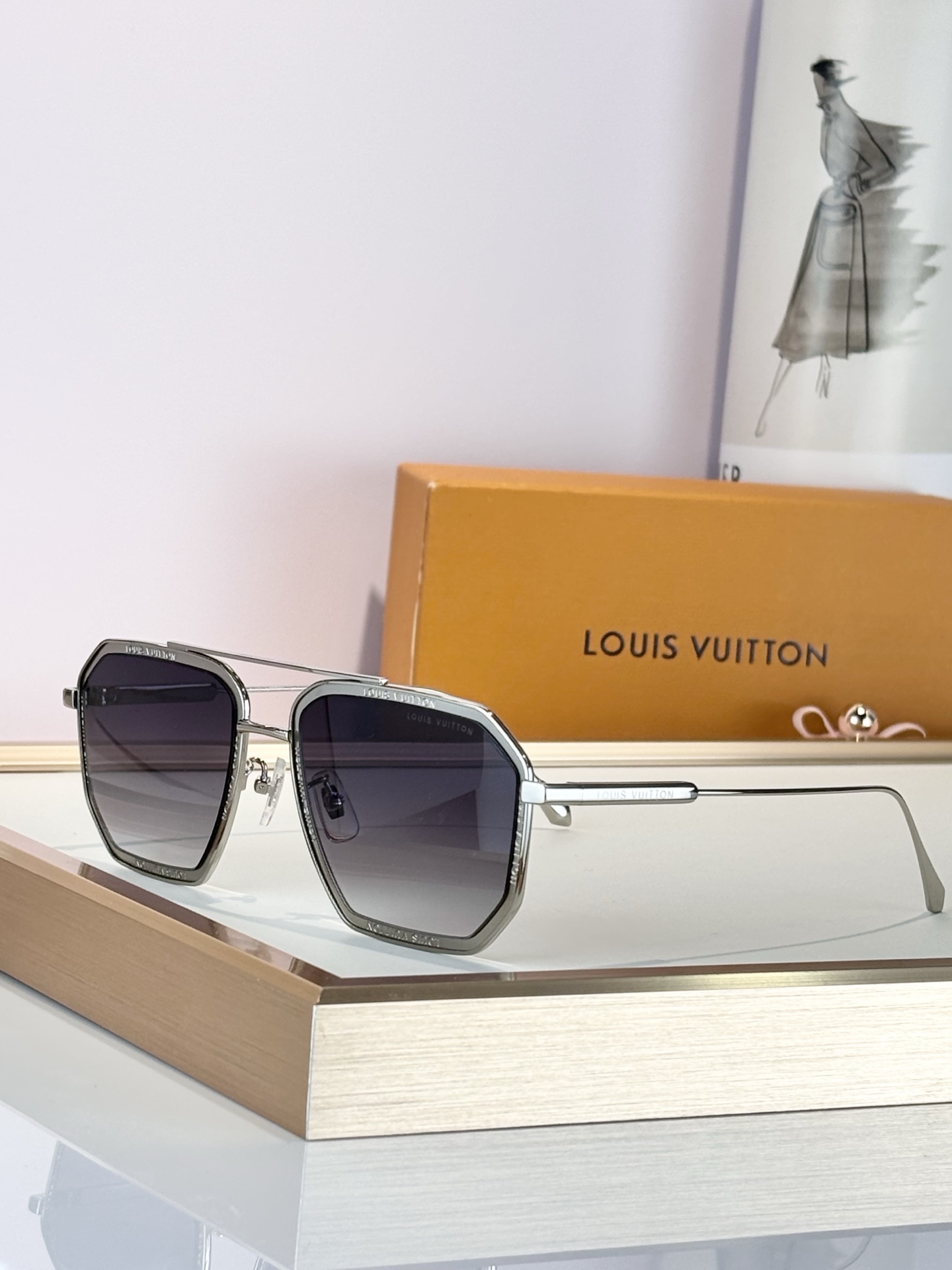 LOUIS VUITTO*MODEL：Z1318SIZE：56口19-145