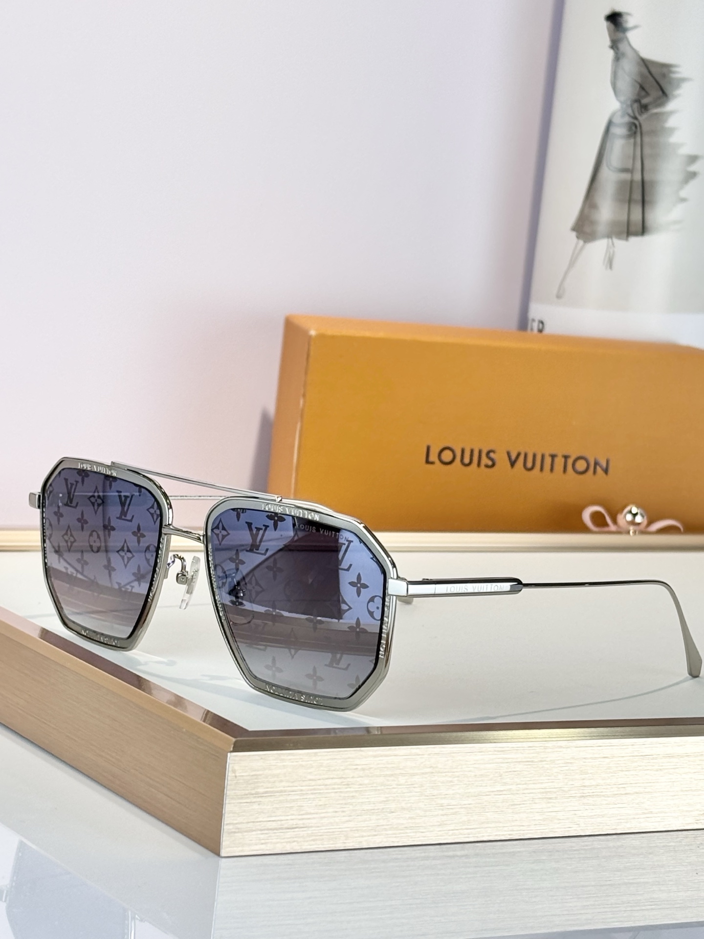LOUIS VUITTO*MODEL：Z1318SIZE：56口19-145