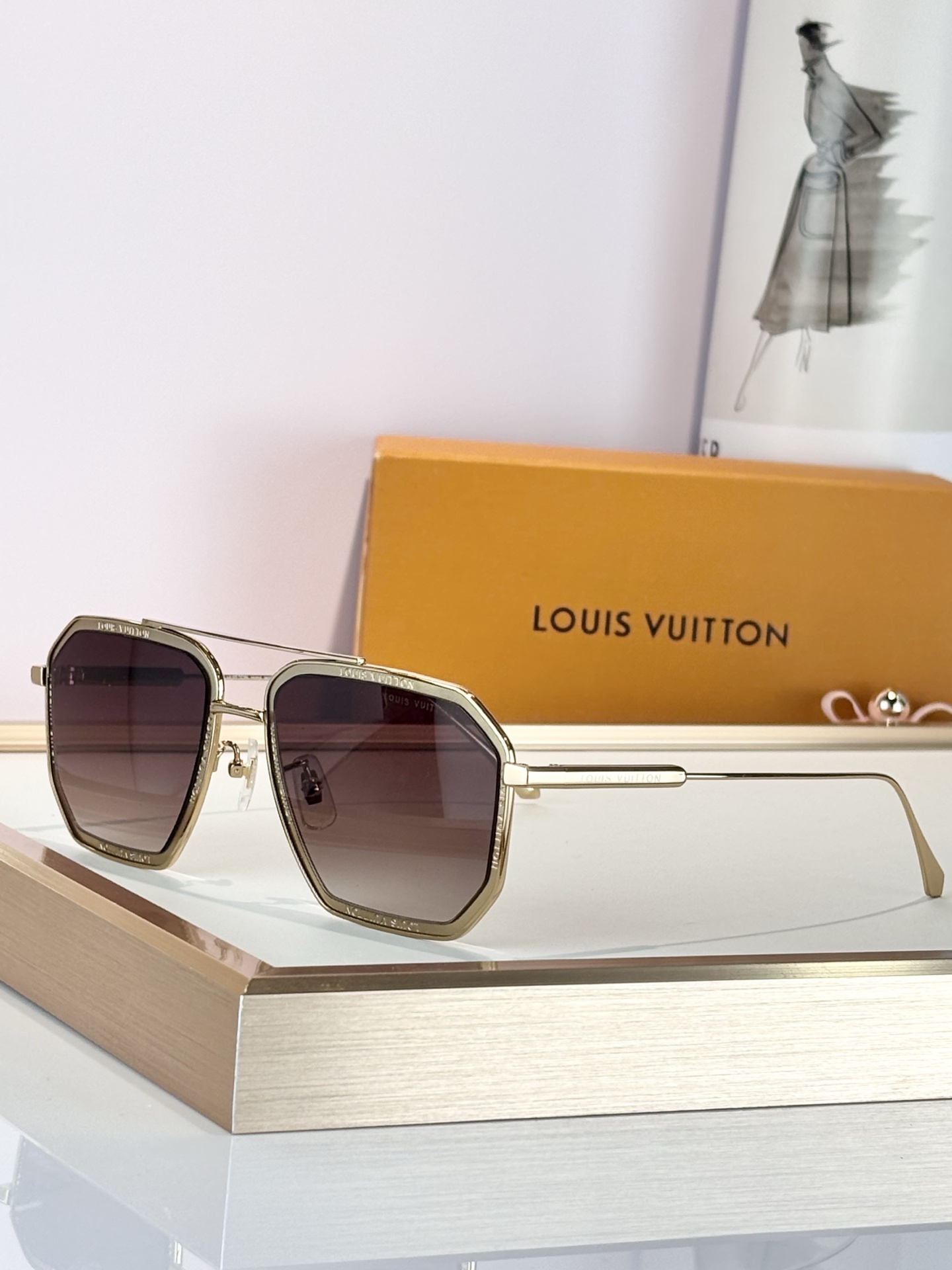 LOUIS VUITTO*MODEL：Z1318SIZE：56口19-145