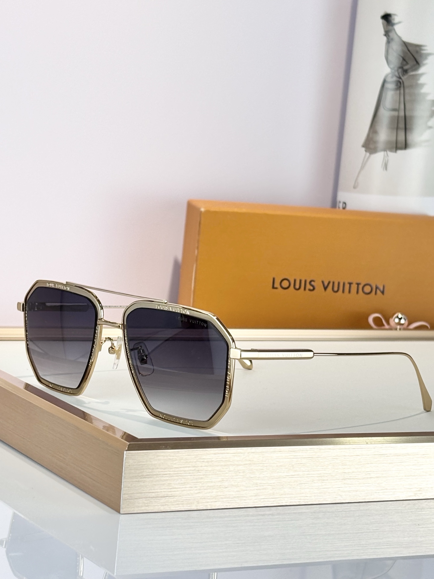 LOUIS VUITTO*MODEL：Z1318SIZE：56口19-145